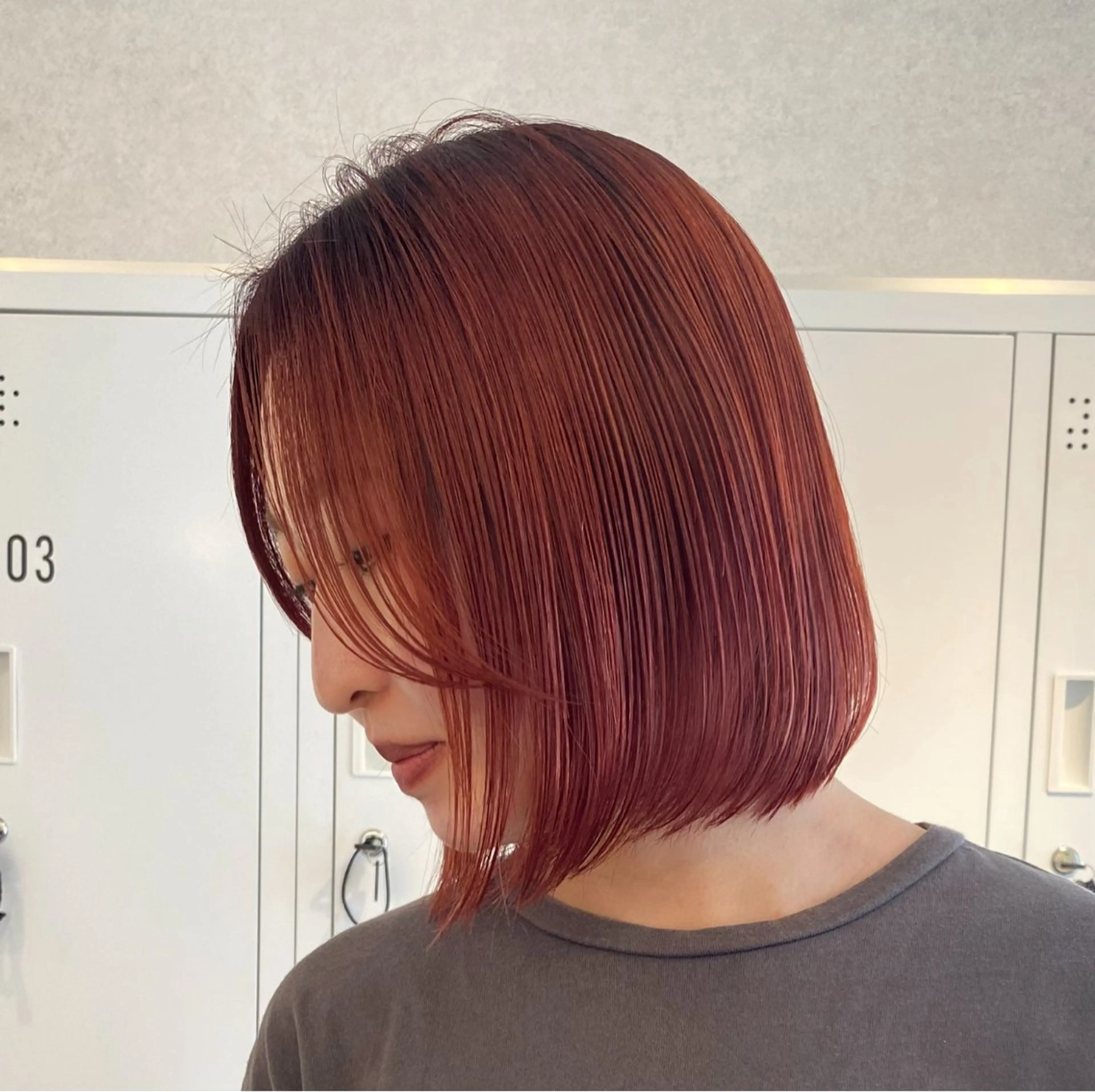 ショート カラー ブリーチ レッドカラー カット ヘアカラー ネヅ カオルのヘアスタイル