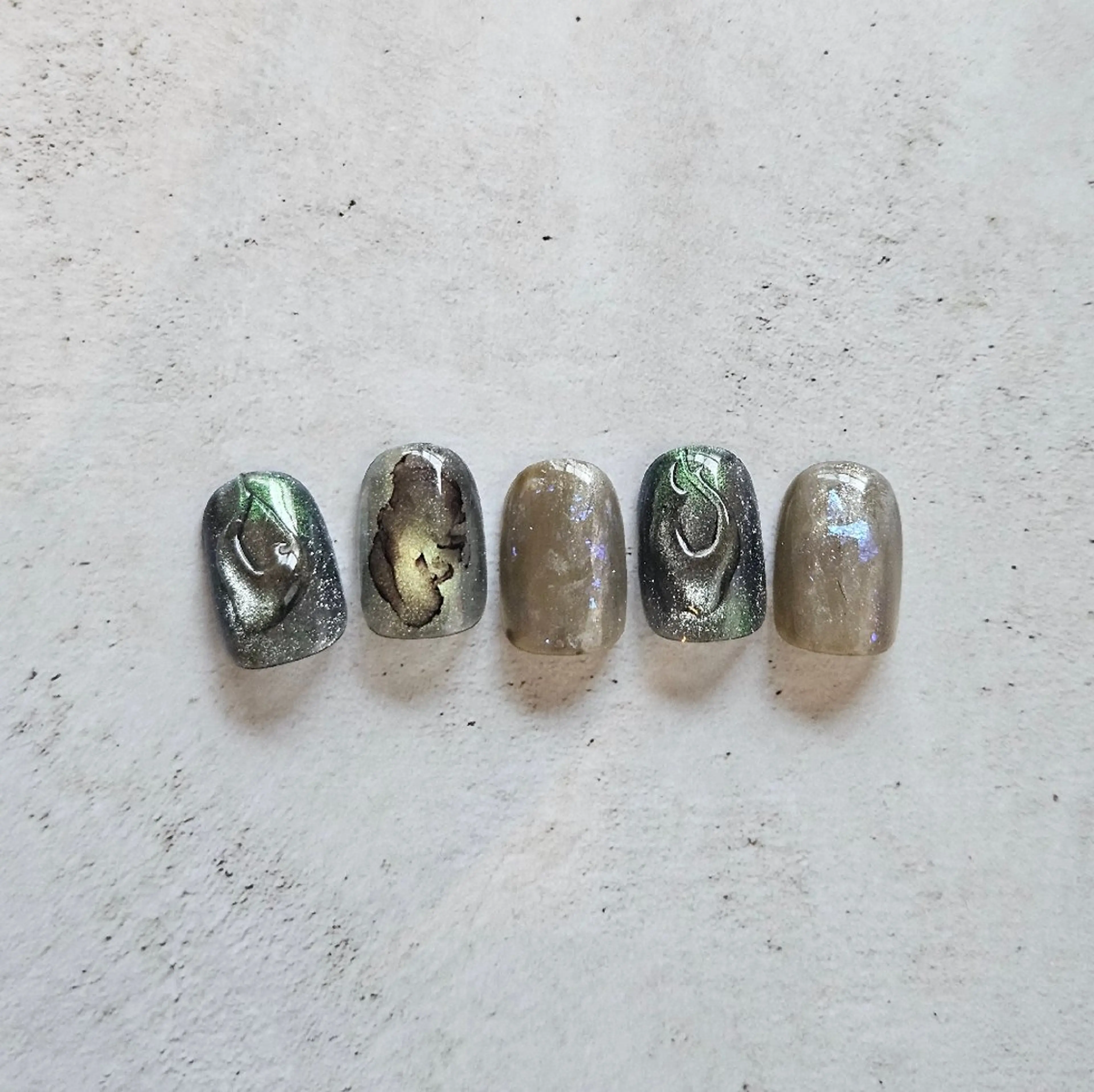 ネイル キラキラネイル マグネットネイル 冬ネイル クリスマス ハンドネイル Nailsalon manoのネイルデザイン