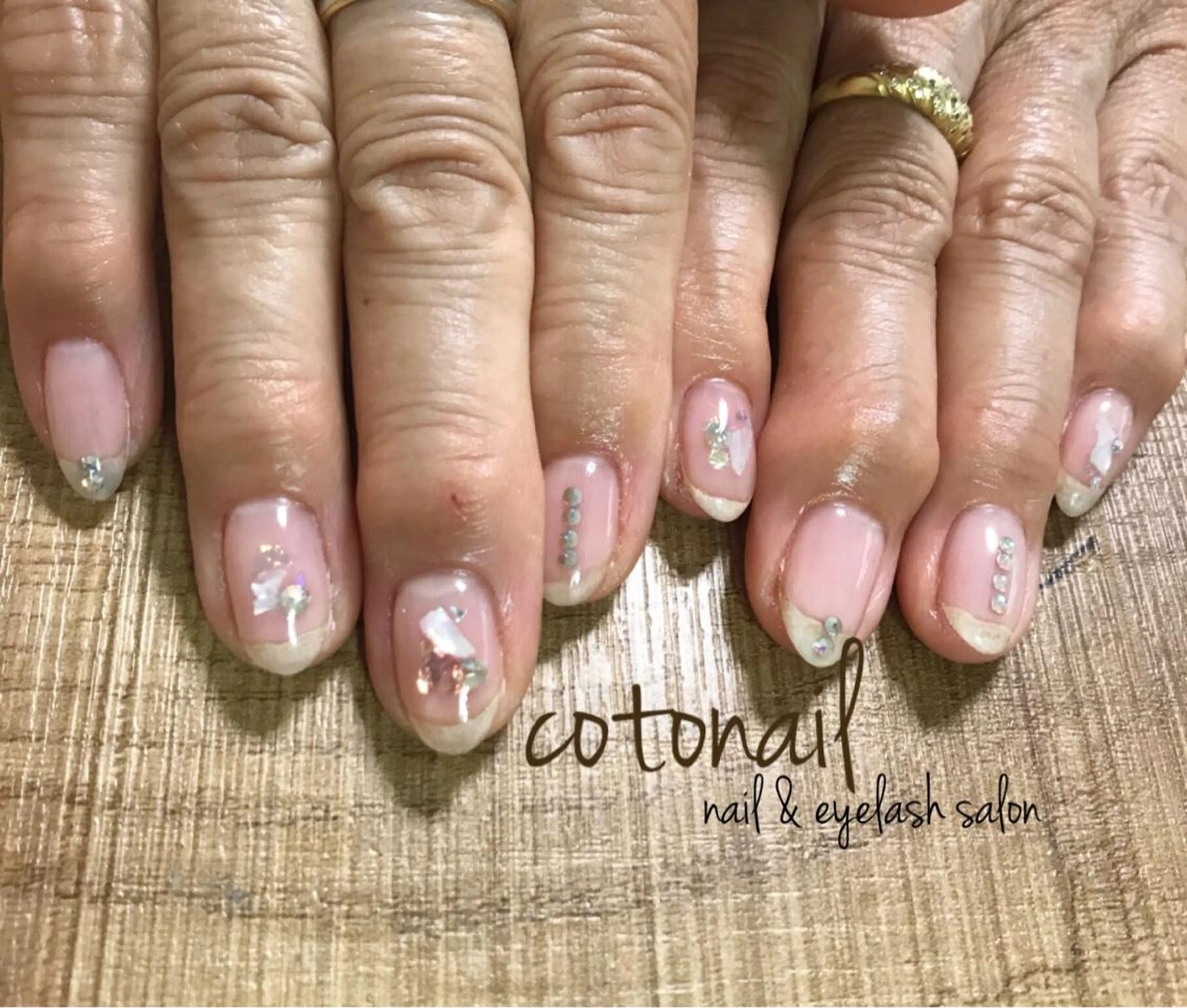 ミディアム ネイル アートネイル ハンドネイル ツメトマツゲ .のネイルデザイン