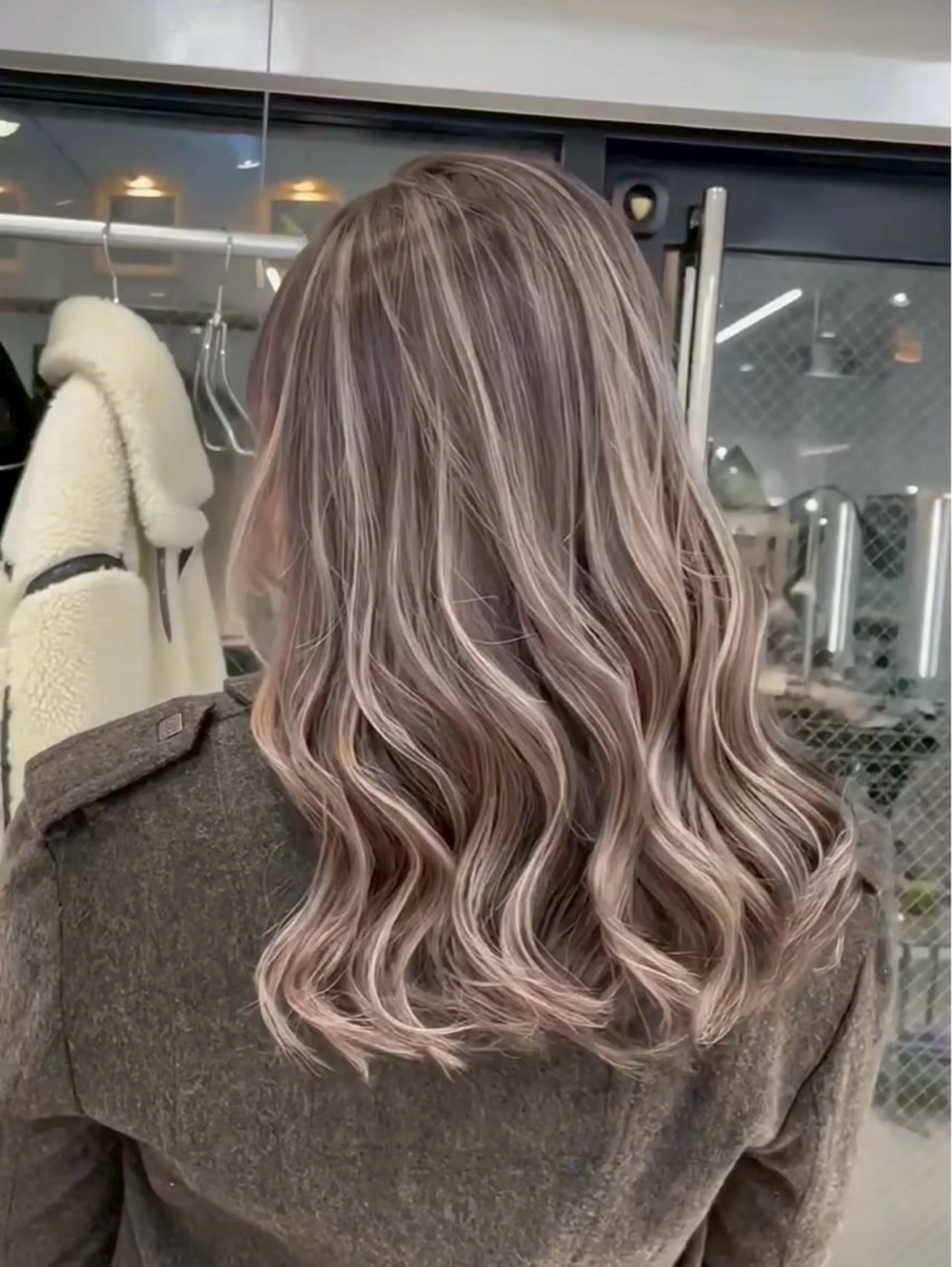 ロング カラー ベージュカラー ブリーチ グレージュ ハイライトカラー ミルクティーベージュ ヘアカラー 表参道/ハイライト リタッチ/縮毛矯正のヘアスタイル