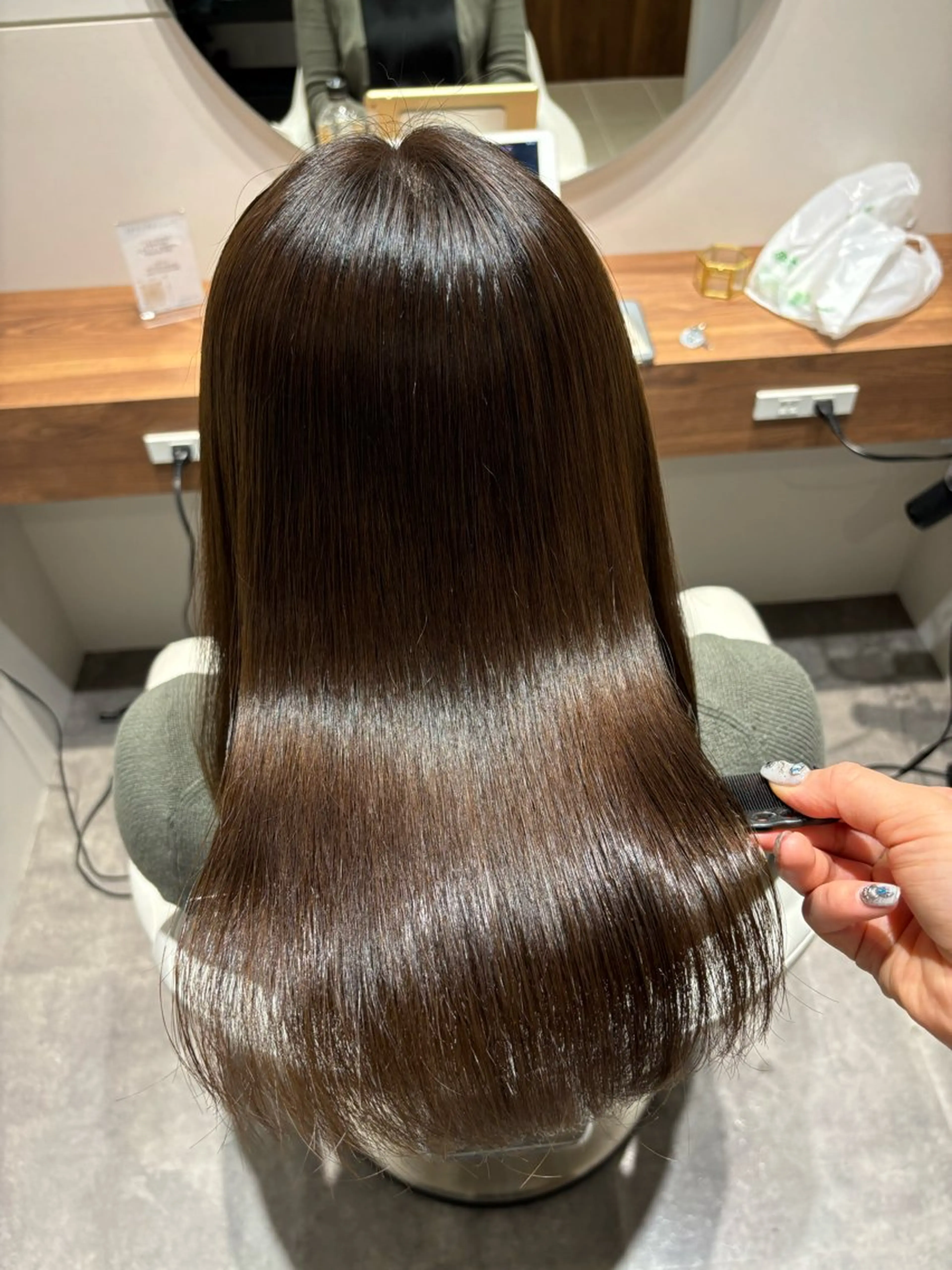 セミロング カット ヘアカラー 縮毛矯正 トリートメント 髪質改善 🤍erikaのヘアスタイル