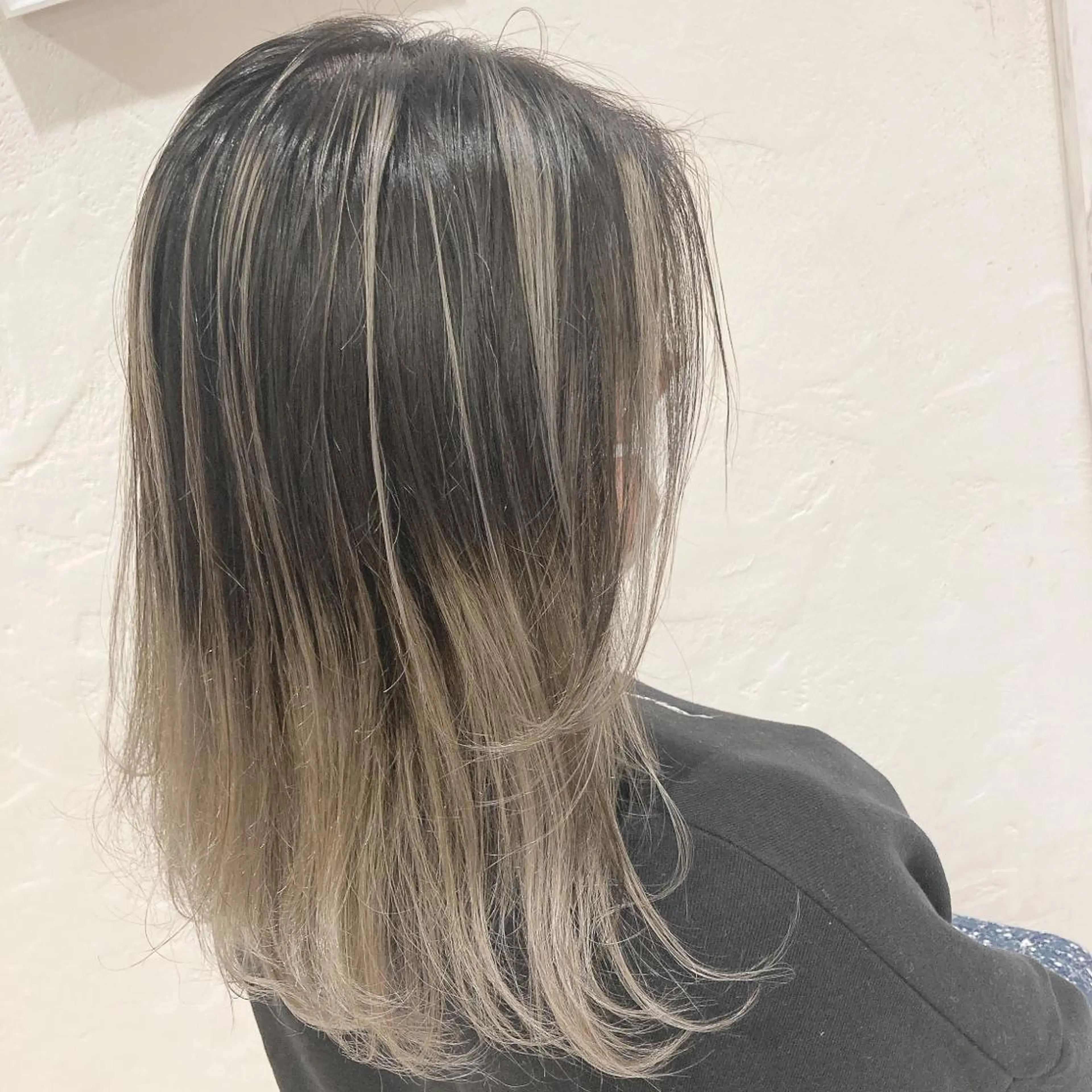 ミディアム ハイライト ヘアカラー 🌈艶髪🌈 金城リキのヘアスタイル