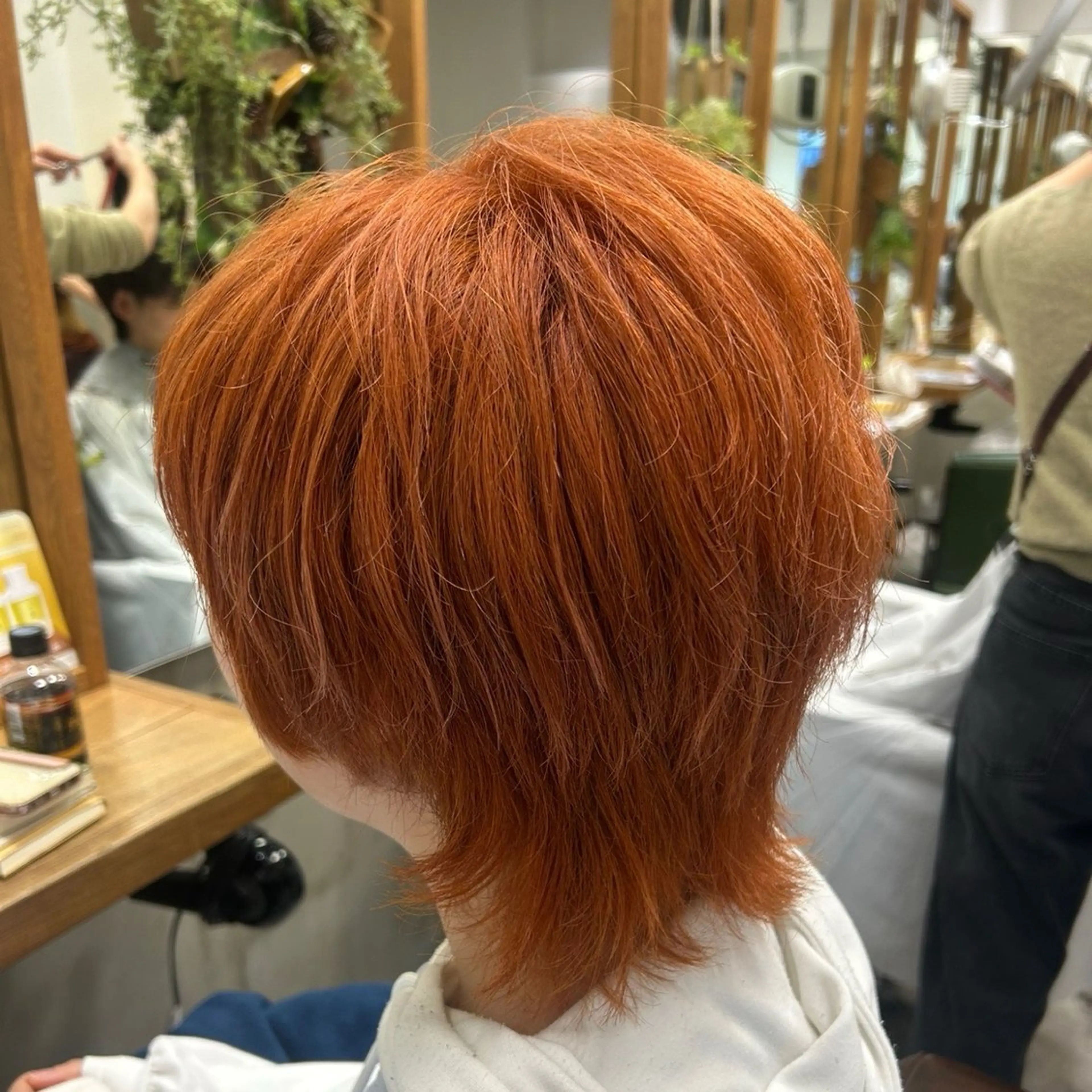 ショート カラー ブリーチ オレンジ ピンクカラー カット ヘアカラー トリートメント 若狭 彩花のヘアスタイル