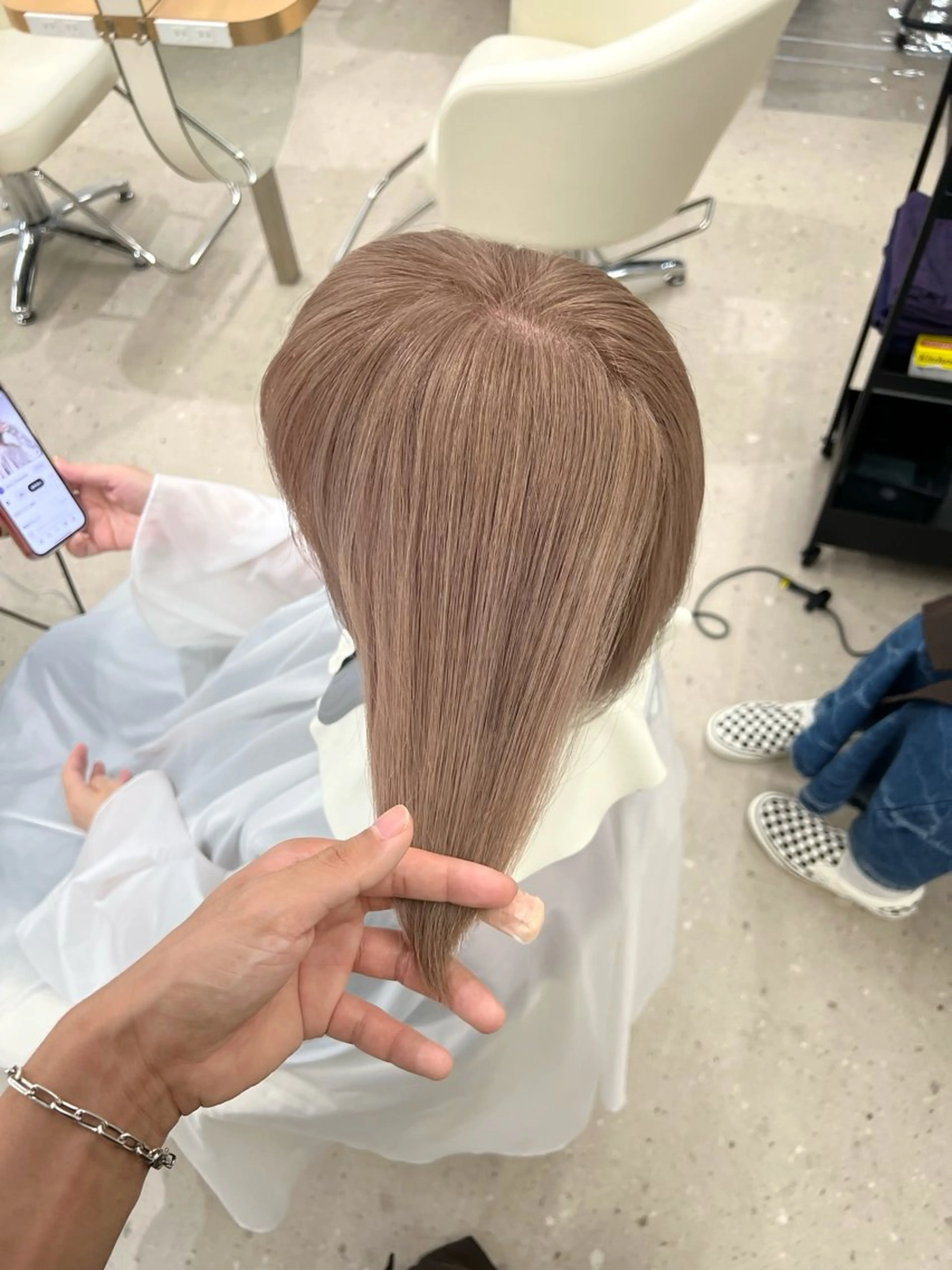 ショート カラー ベージュカラー ハイトーンカラー ハイトーンベージュ ボブ カット ヘアカラー knowhow京都所属・三宅 昌太のヘアスタイル