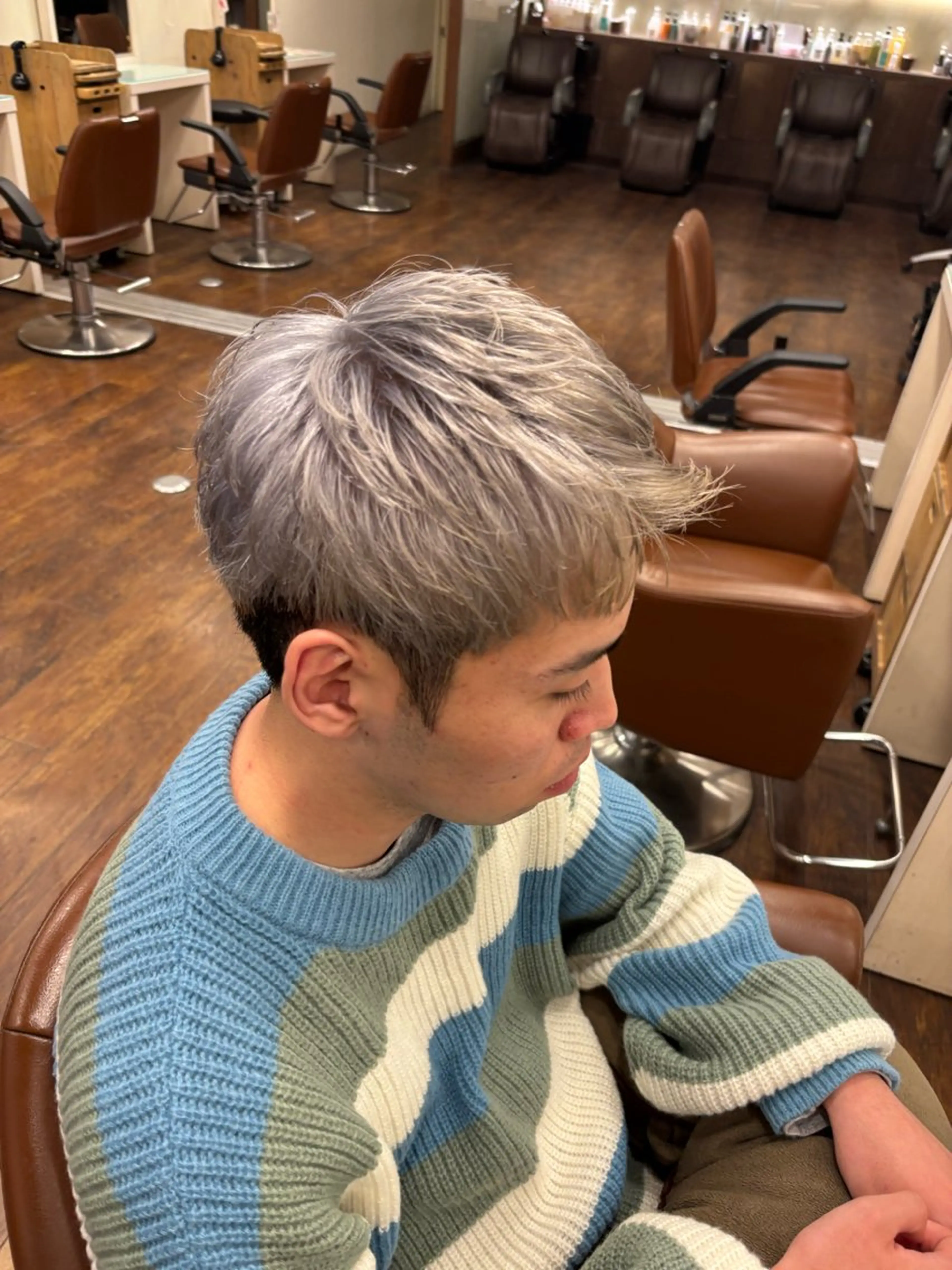 ショート カラー メンズ アップバング メンズショート グラデーションカラー シルバー ホワイトシルバー M・TANIGUCHI ipse所属・井上 悠人のヘアスタイル