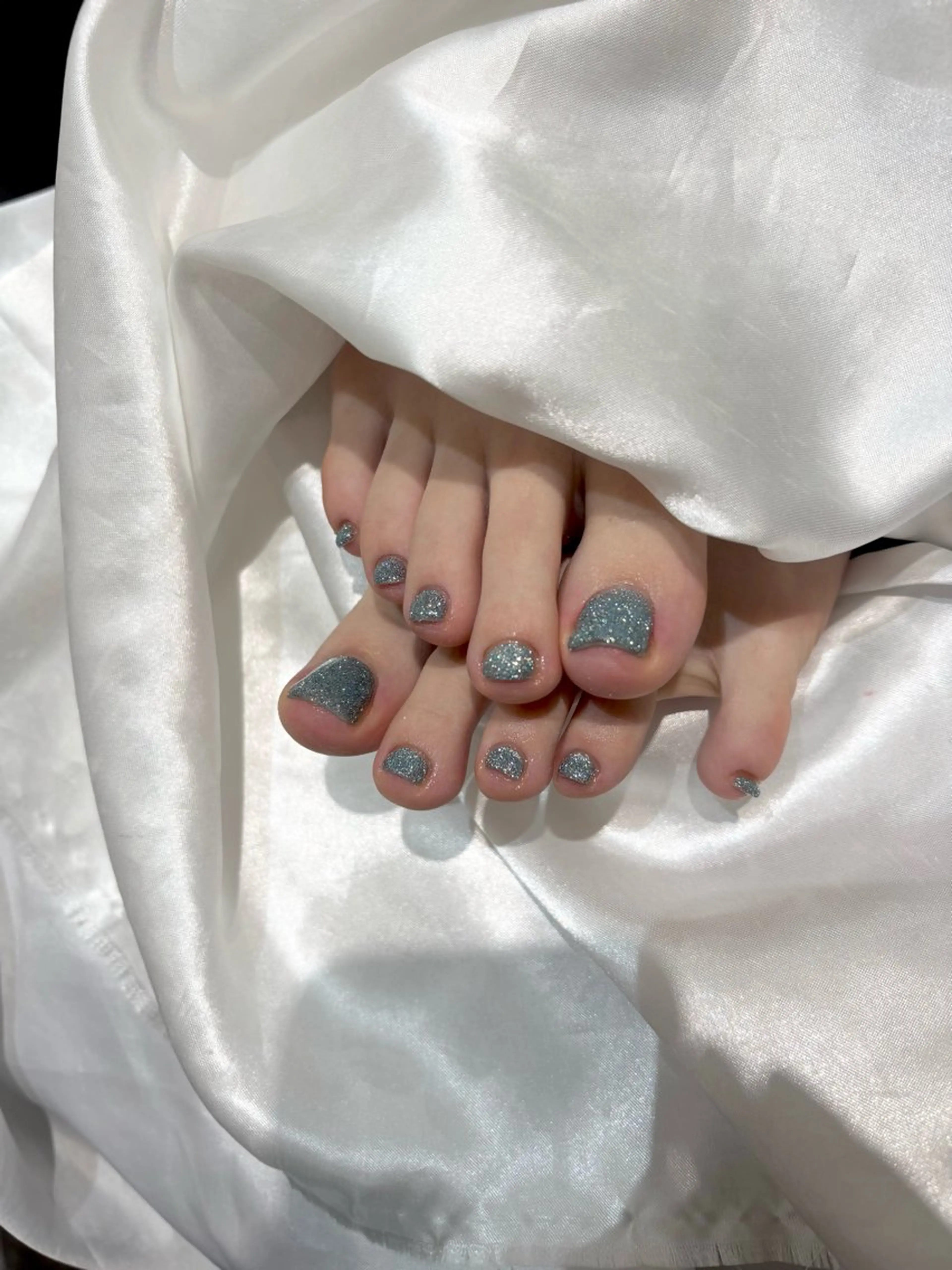 ネイル フットネイル フレンチネイル ガーリー キラキラネイル ワンカラーネイル フットネイル GO TODAY SHAiRE SALON 表参道colore店所属・emmi nailのネイルデザイン