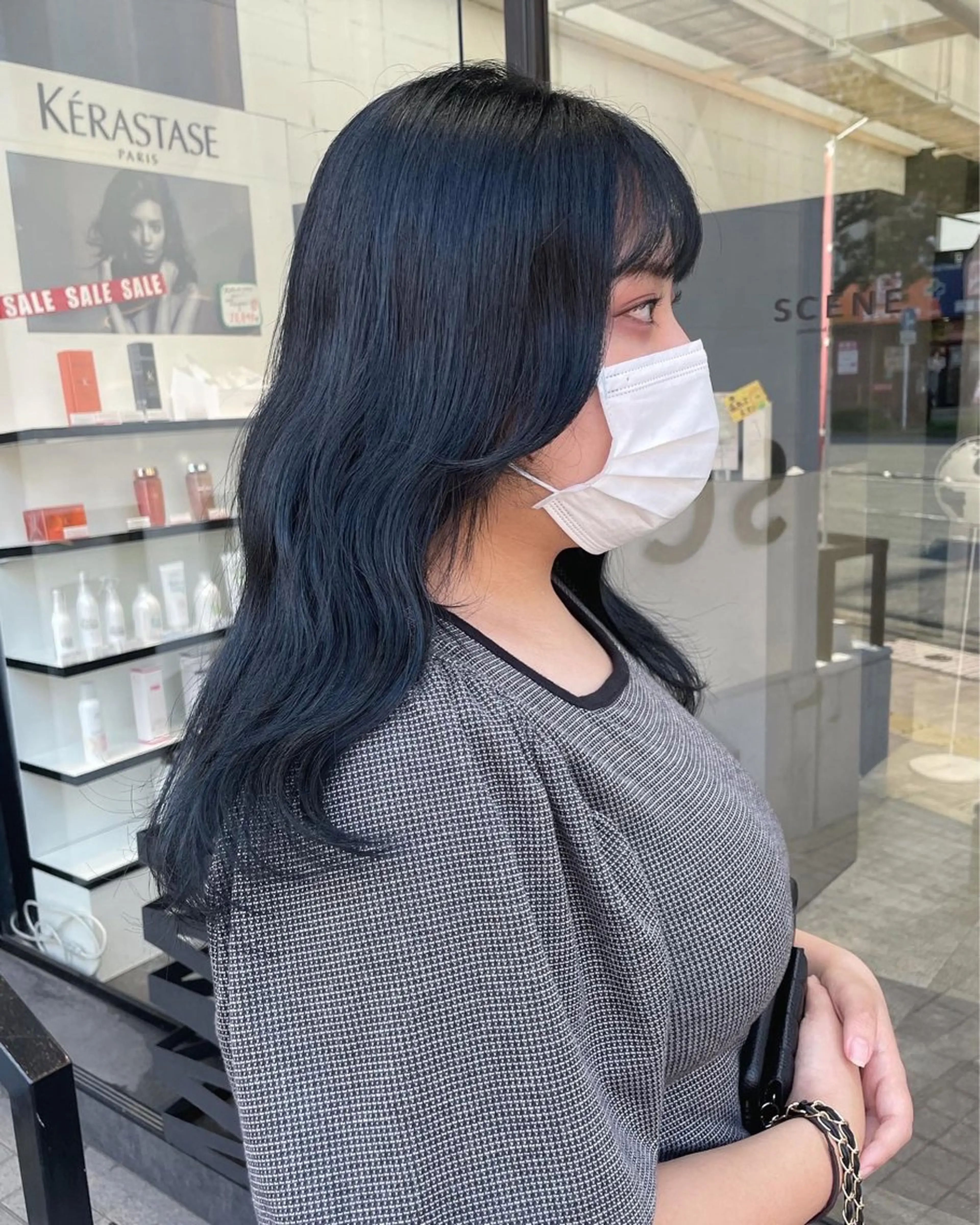 セミロング カラー ヘアアレンジ 黒髪 ブルーカラー ブルーブラック ボブ カット ヘアカラー トリートメント mika｜寒色カラー ｜ブリーチカラーのヘアスタイル