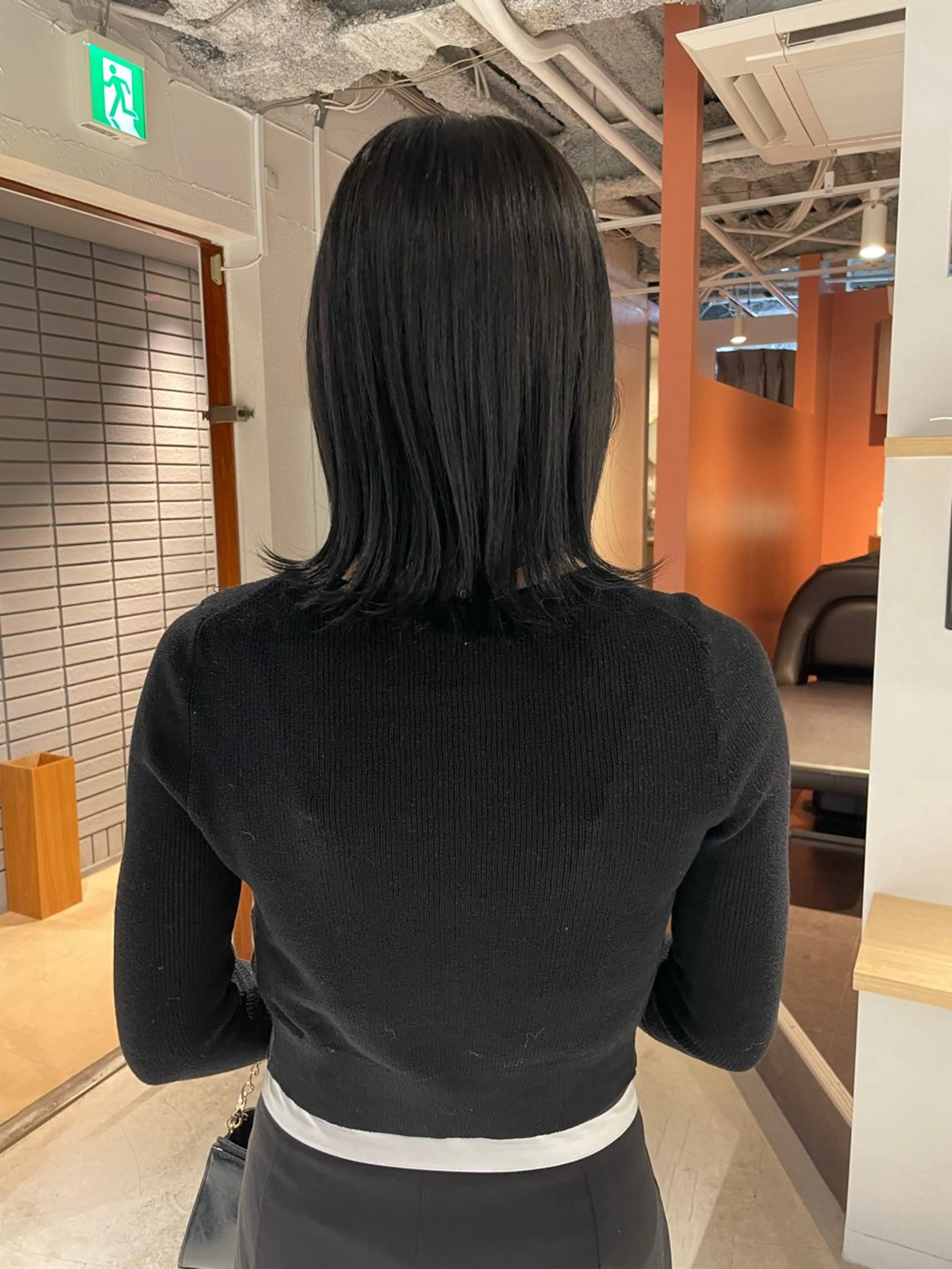 ミディアム カラー 黒髪 ブルーカラー ブルーブラック レイヤー×初 パーマ|hinakoのヘアスタイル