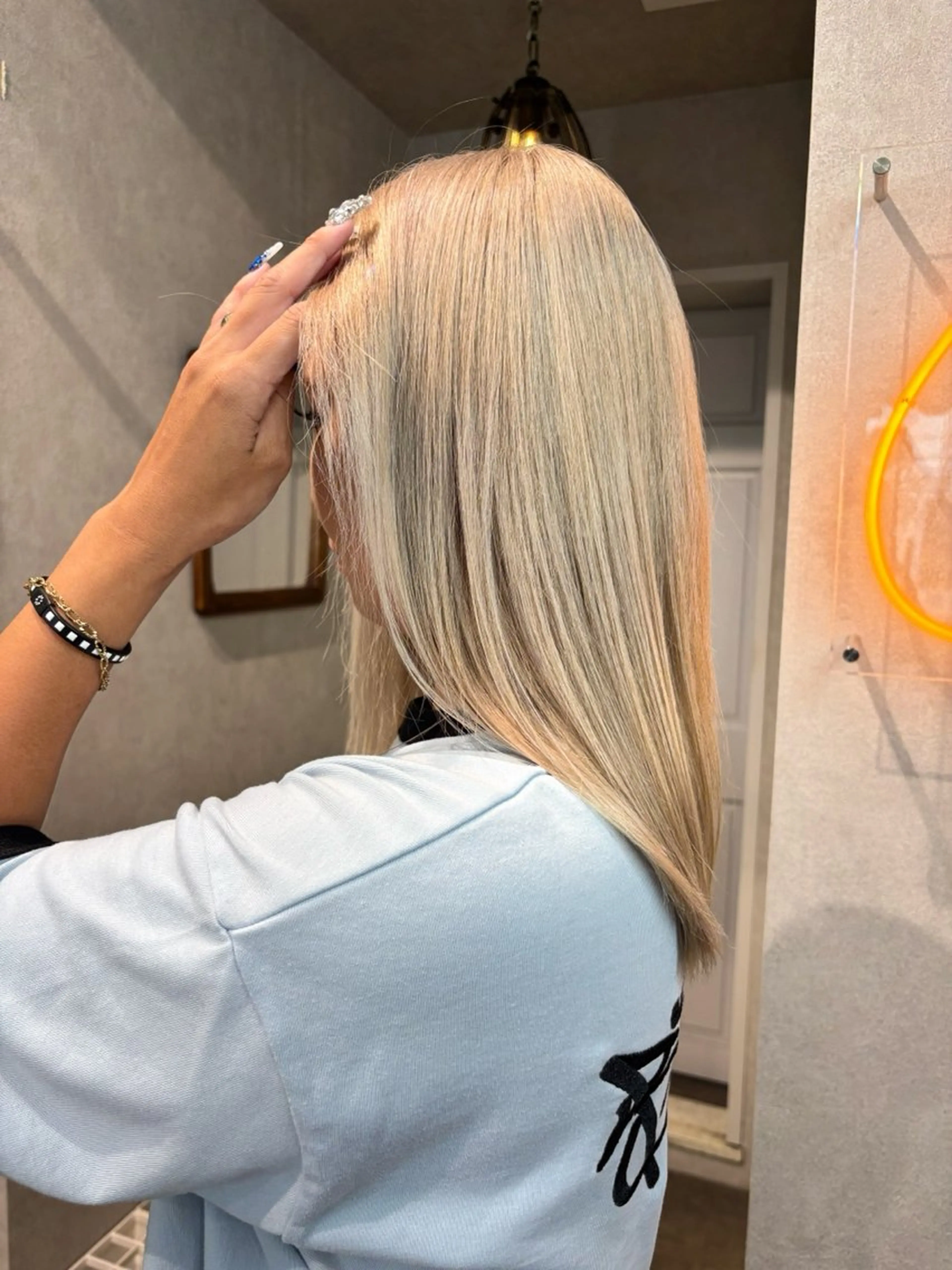 セミロング カラー ヘアアレンジ 切りっぱなしボブ ブリーチ ダブルカラー イヤリングカラー ハイライトカラー ヘアカラー 🩵 iona 🩵のヘアスタイル