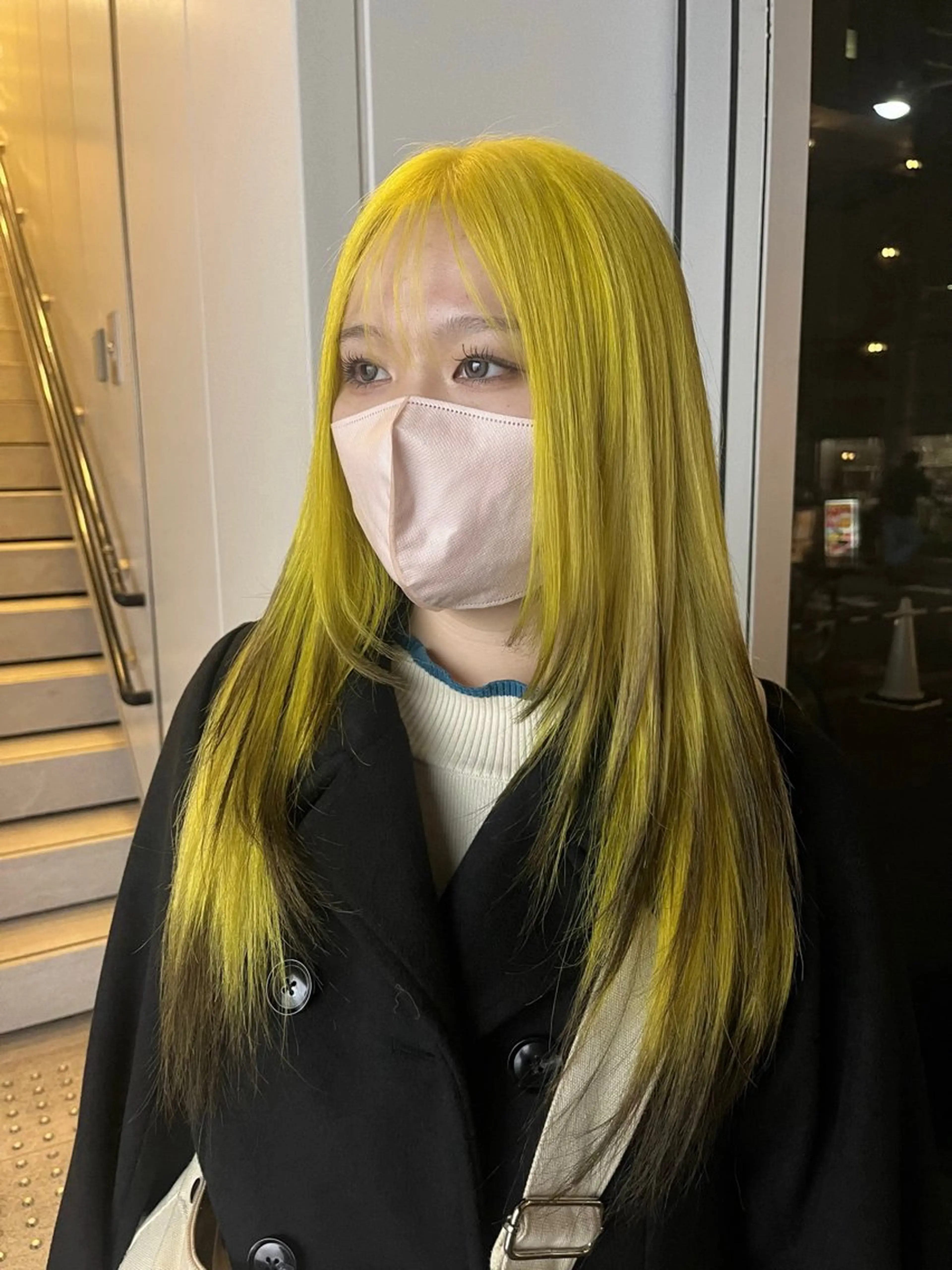 セミロング カラー ブラウンカラー デザインカラー ハイトーンカラー イエローカラー レイヤーカット カット ヘアカラー トリートメント 桃果 momokaのヘアスタイル