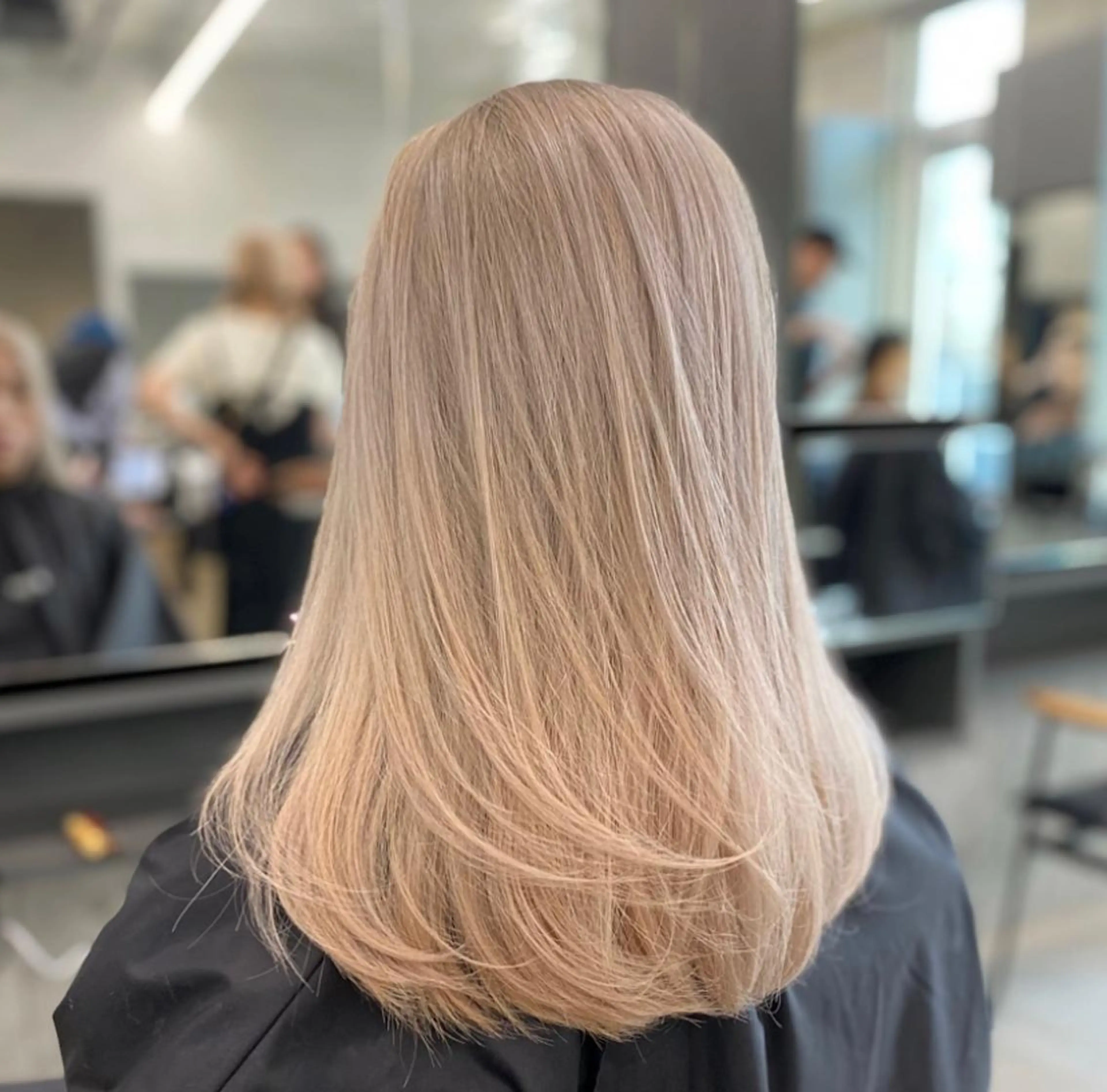 ミディアム カラー ヘアアレンジ ベージュカラー レイヤーカット ヘアカラー トリートメント mina 🌷のヘアスタイル