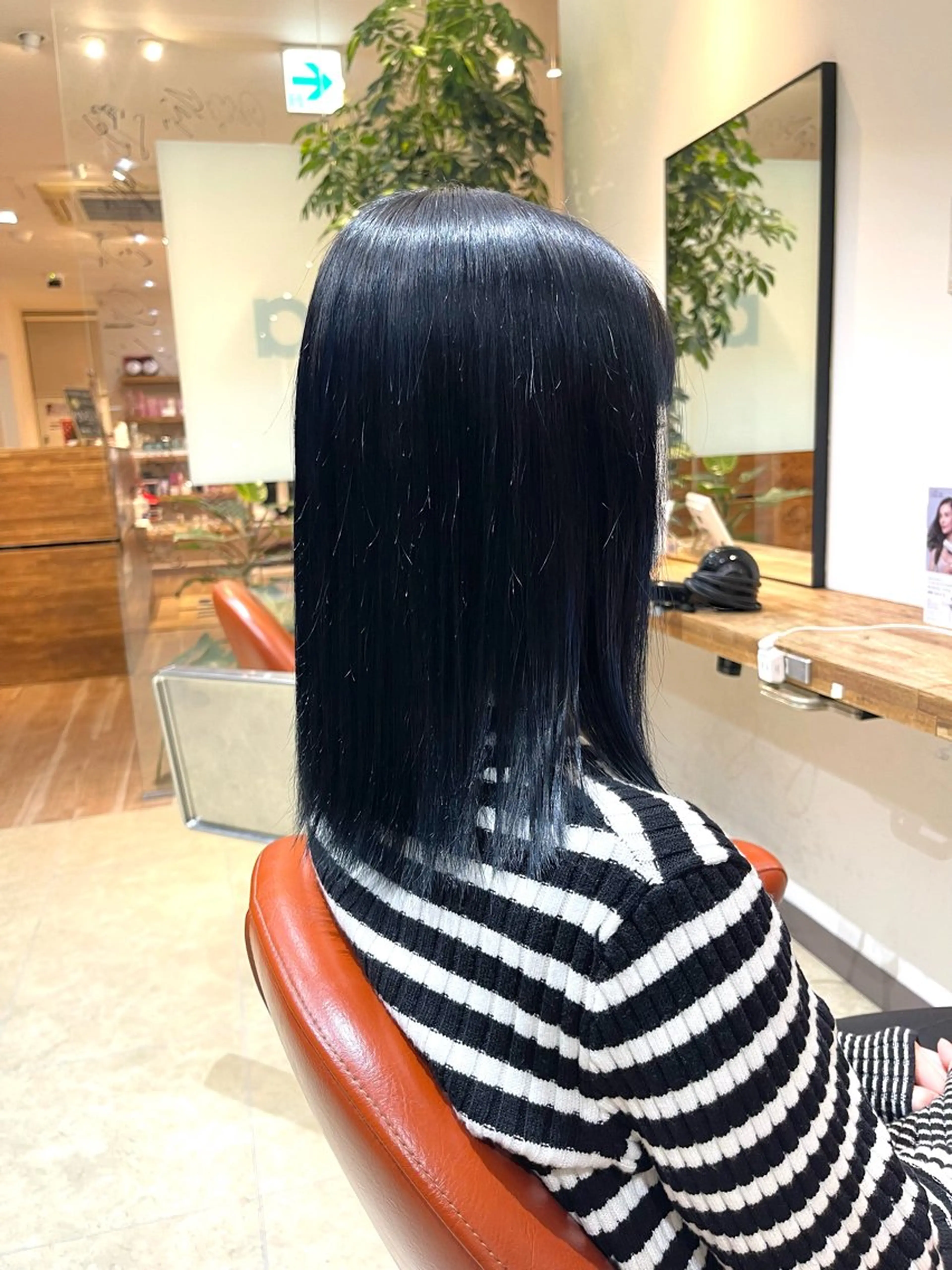 ミディアム カラー 黒髪 ブルーカラー ブルーブラック ヘアカラー トリートメント 🌸shuka🌸新 宿/coloristのヘアスタイル