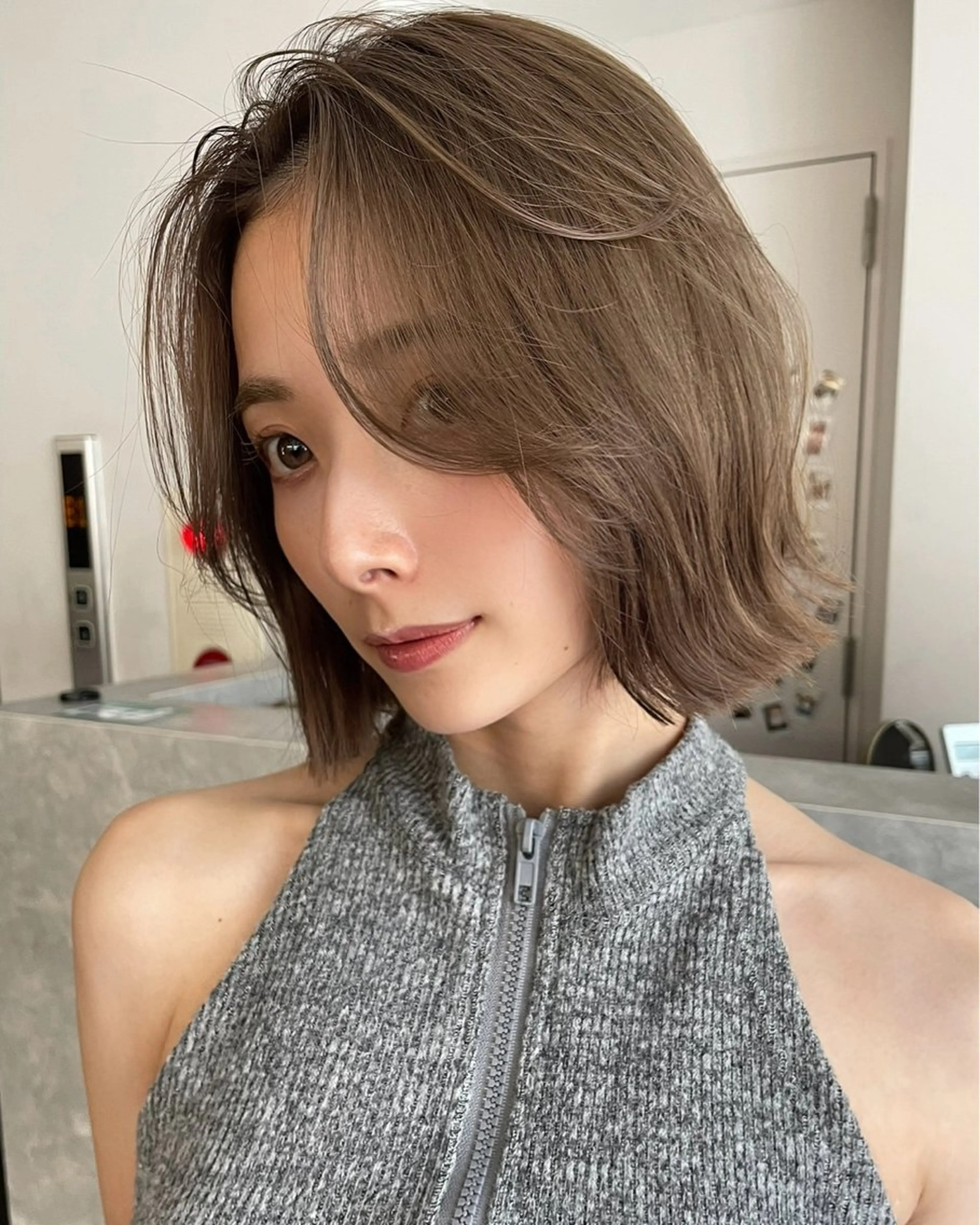 ミディアム カラー グレージュ ボブ くびれヘア 顔周りカット レイヤーカット 江上 京花のヘアスタイル