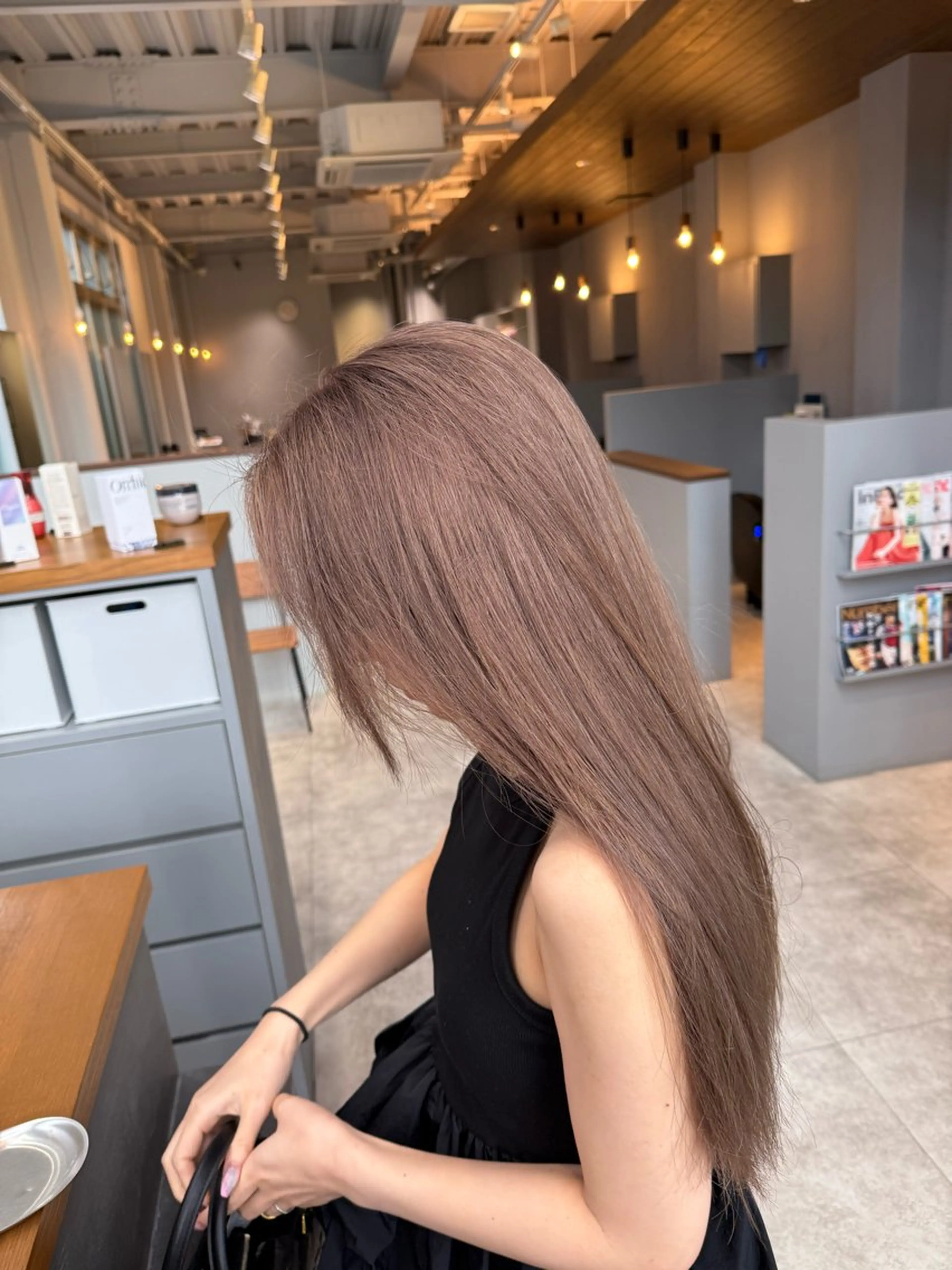 ロング カラー ベージュカラー 透明感カラー ハイトーンカラー ミルクティーベージュ カット ヘアカラー エマ ピボット 中川店所属・富原崇太/ 透明感カラー/韓国風のヘアスタイル