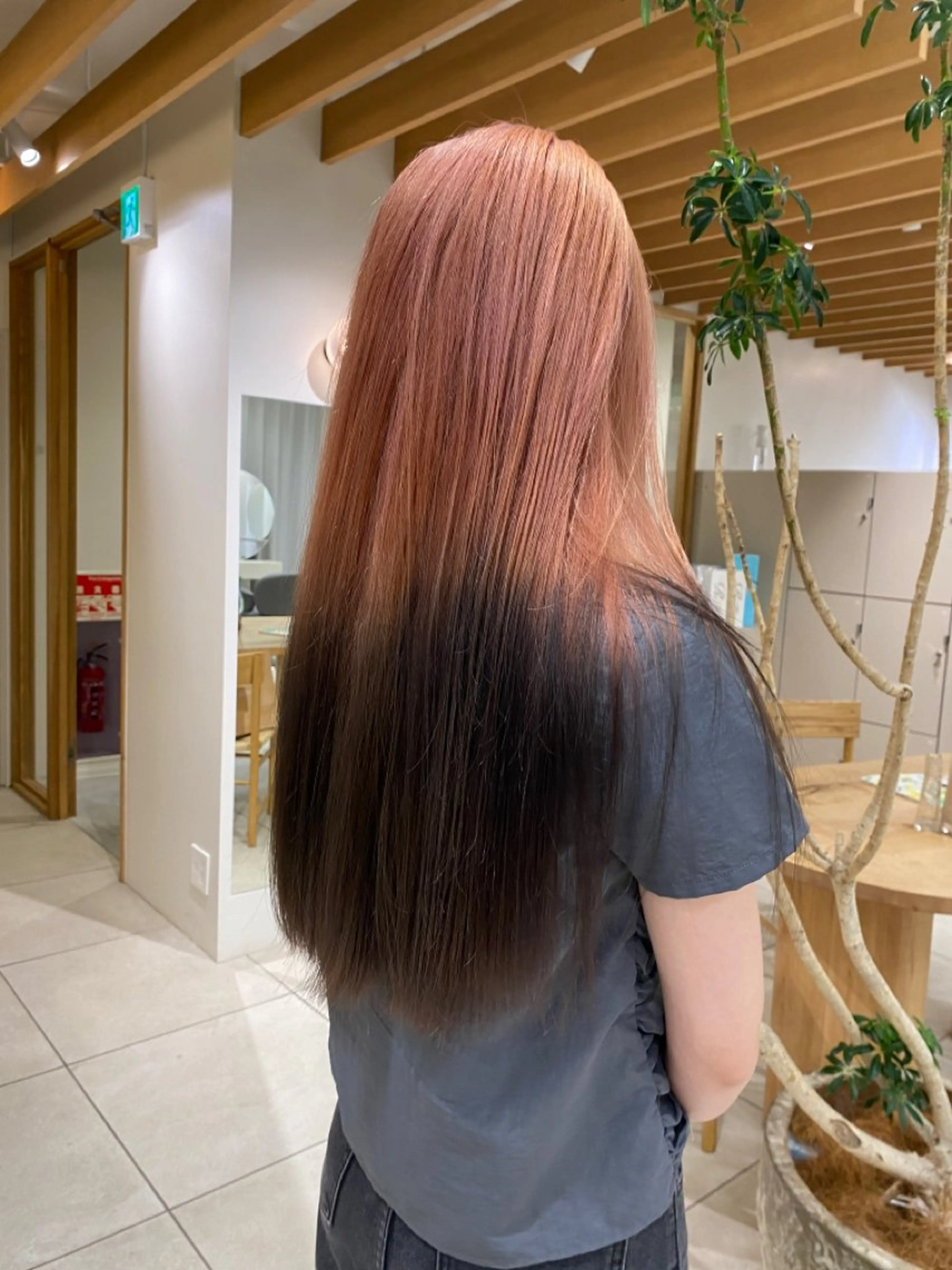 ロング カラー ブラウンカラー デザインカラー ピンクカラー キタ リオナのヘアスタイル