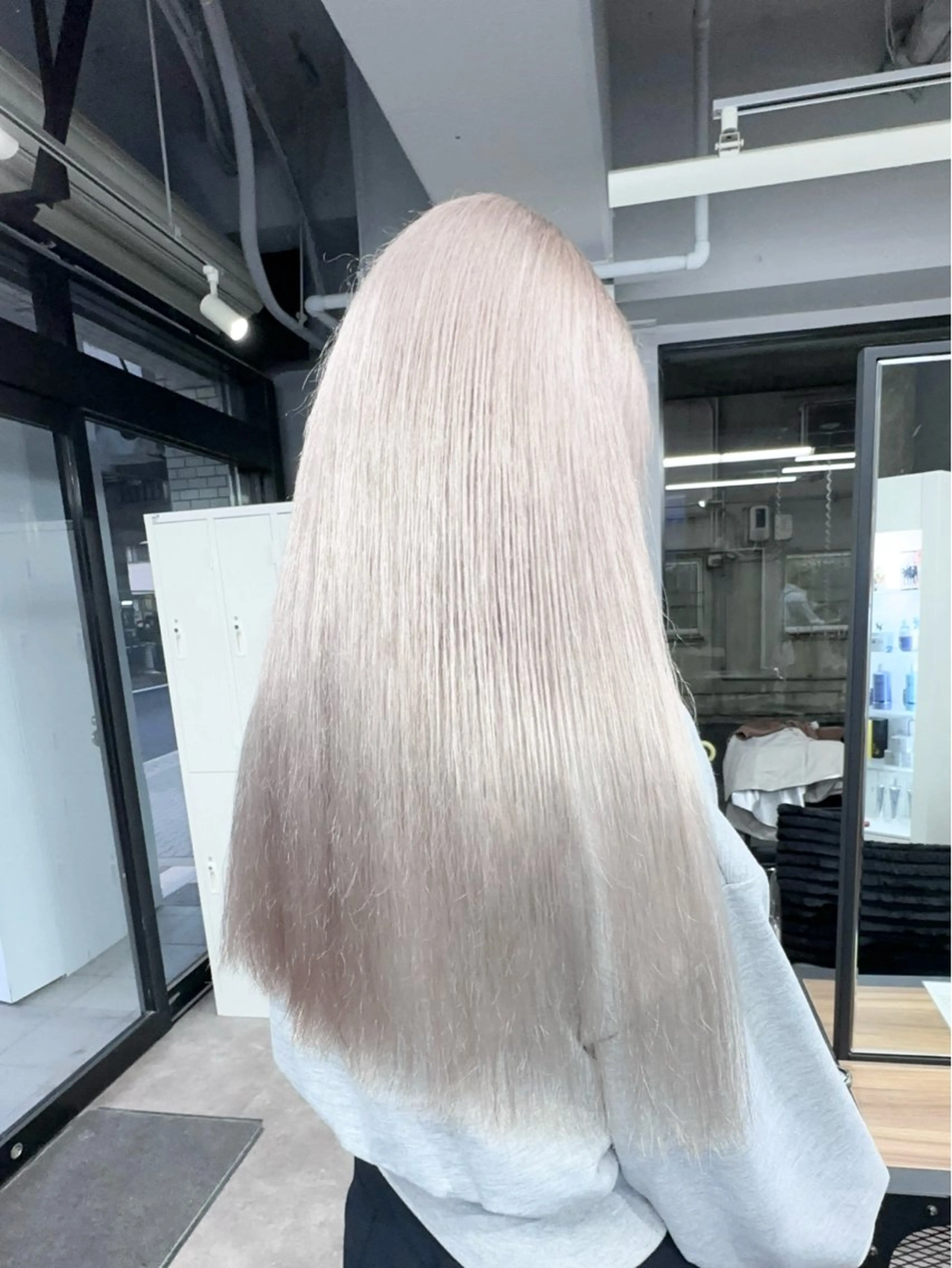 ロング ヘアカラー 前髪カット🩶レイヤ ー🩶ハイトーン🩶のヘアスタイル