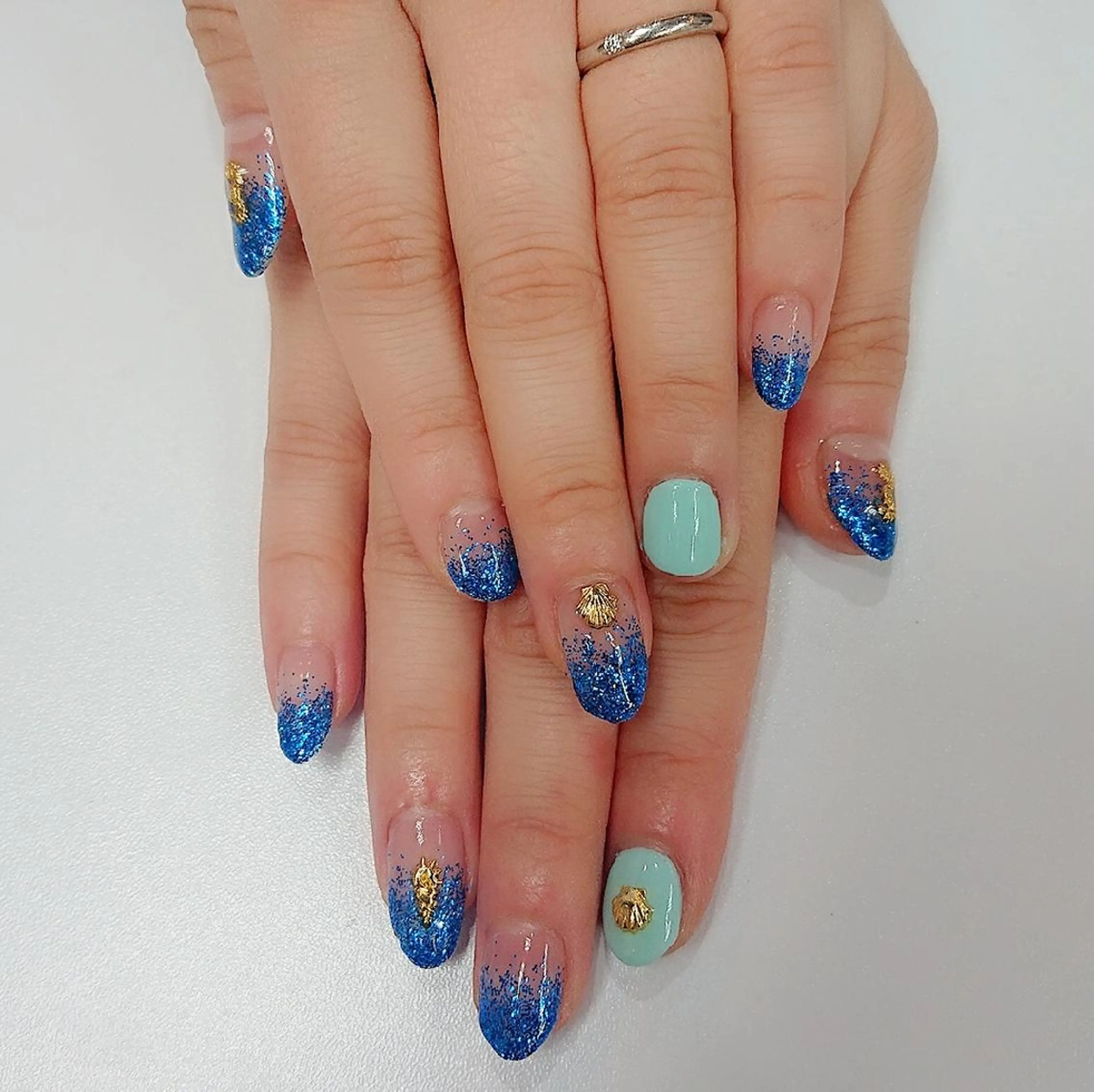 ネイル ブルー グラデーション ラメ(グリッター) 🍒当日もOK🍒 𝑳𝑼𝑵𝑨花井のネイルデザイン