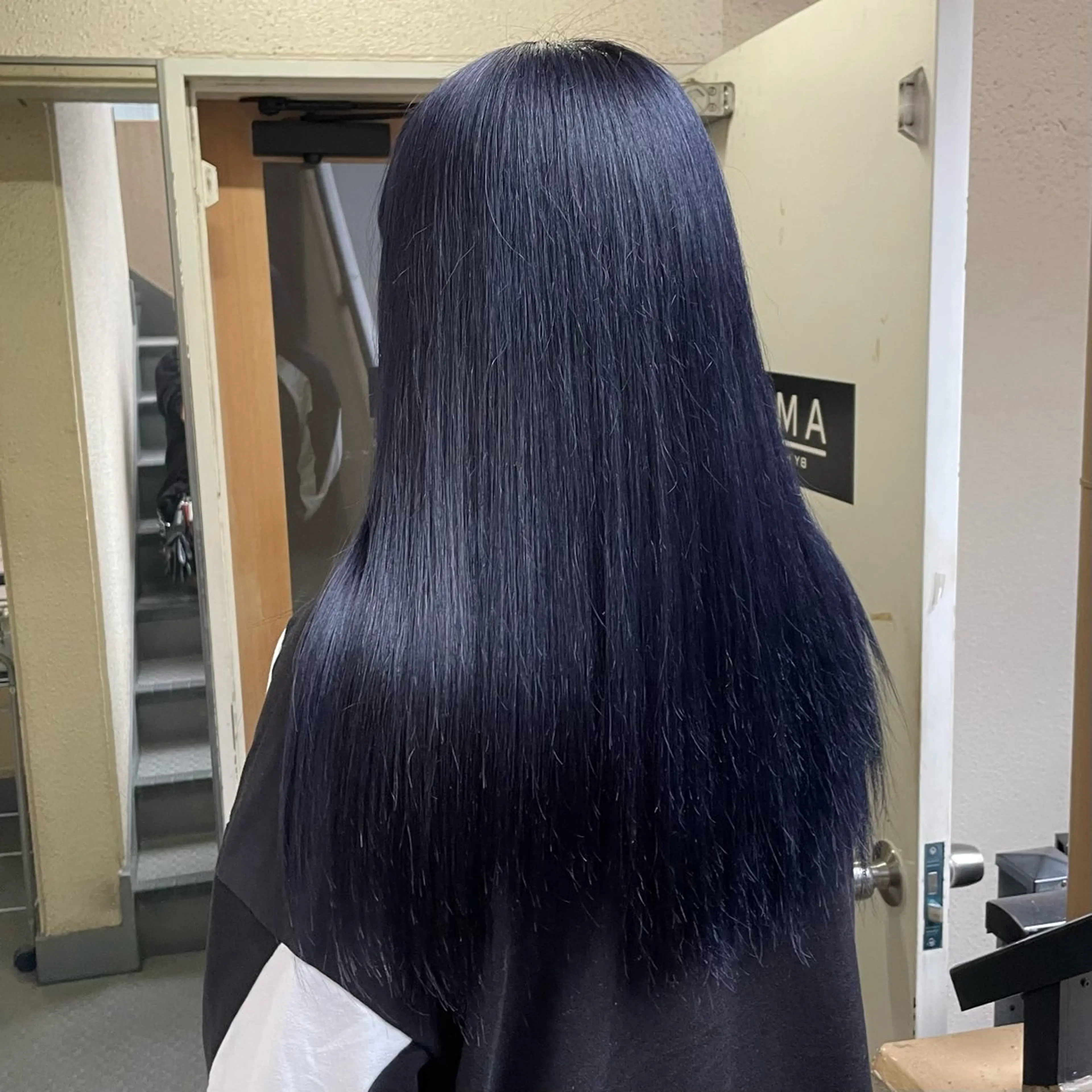 セミロング カラー 黒髪 ブリーチ ブルーカラー ブルーブラック ヘアカラー トリートメント ふかたさや🫧 艶感✖️透明感カラーのヘアスタイル