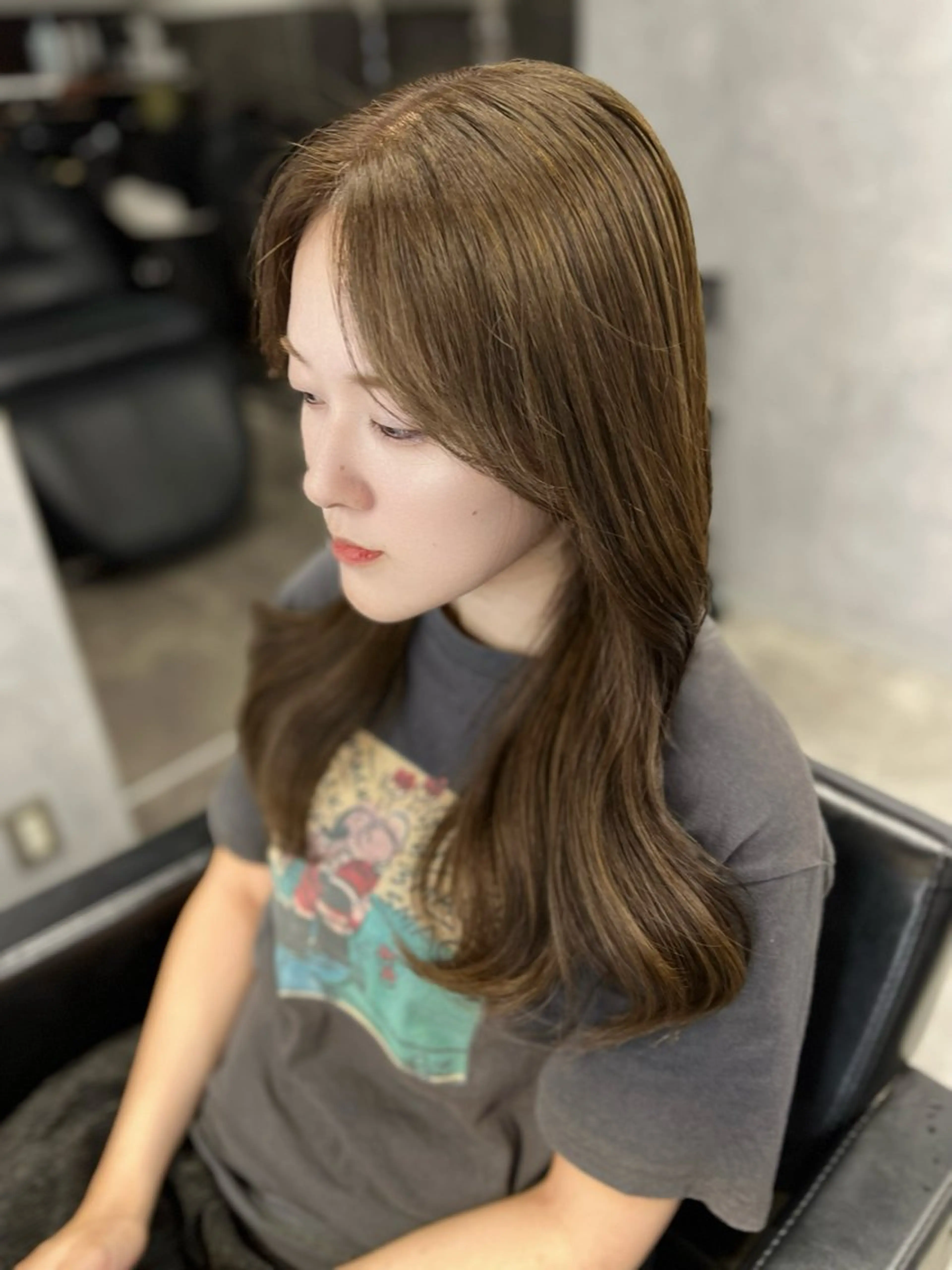 ロング カラー 黒髪 ブリーチ 透明感カラー 顔周りカット レイヤーカット カット ヘアカラー トリートメント TOMONA👑 透明感カラーレイヤーのヘアスタイル
