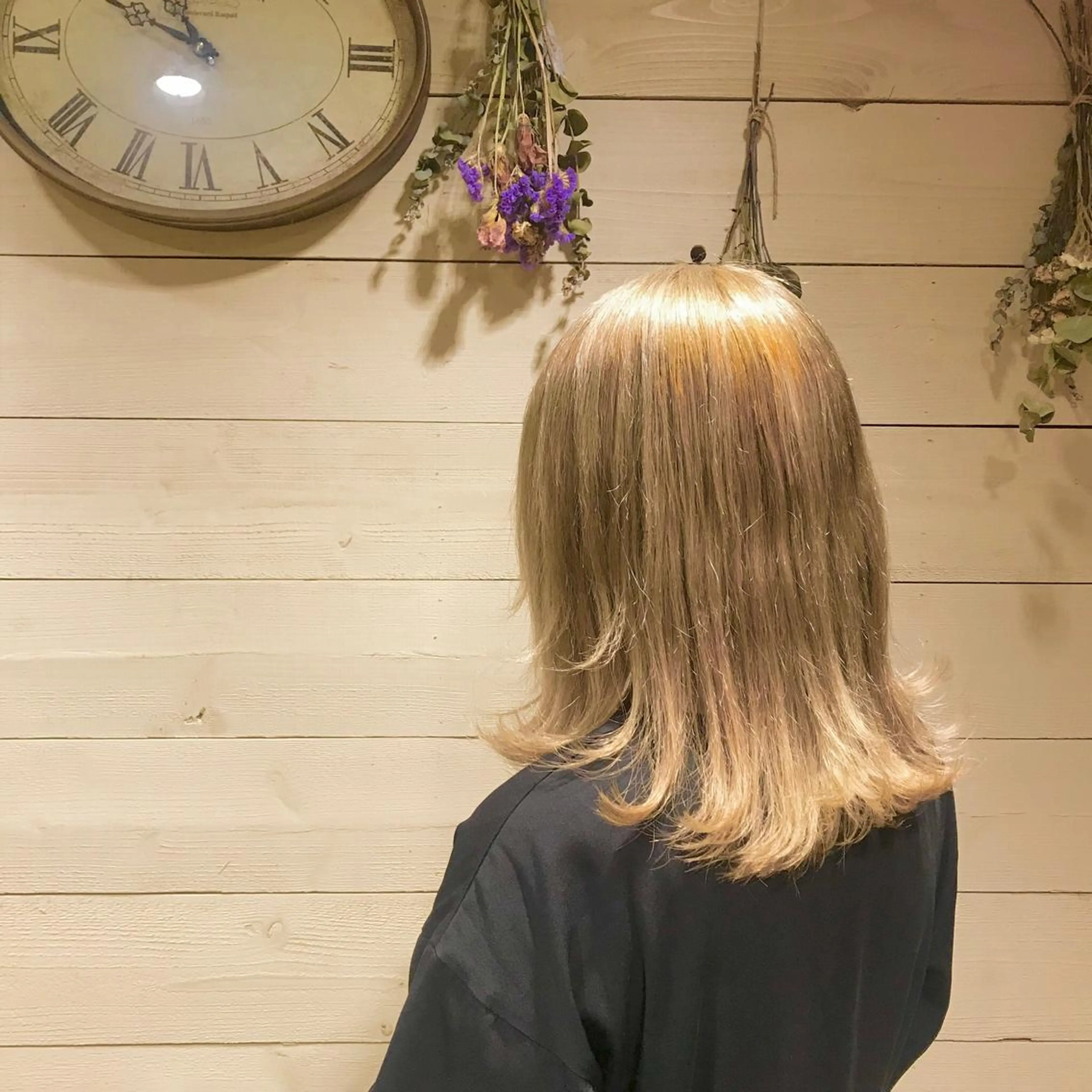 セミロング カラー ベージュカラー ミルクティーベージュ クワハラ イオリのヘアスタイル