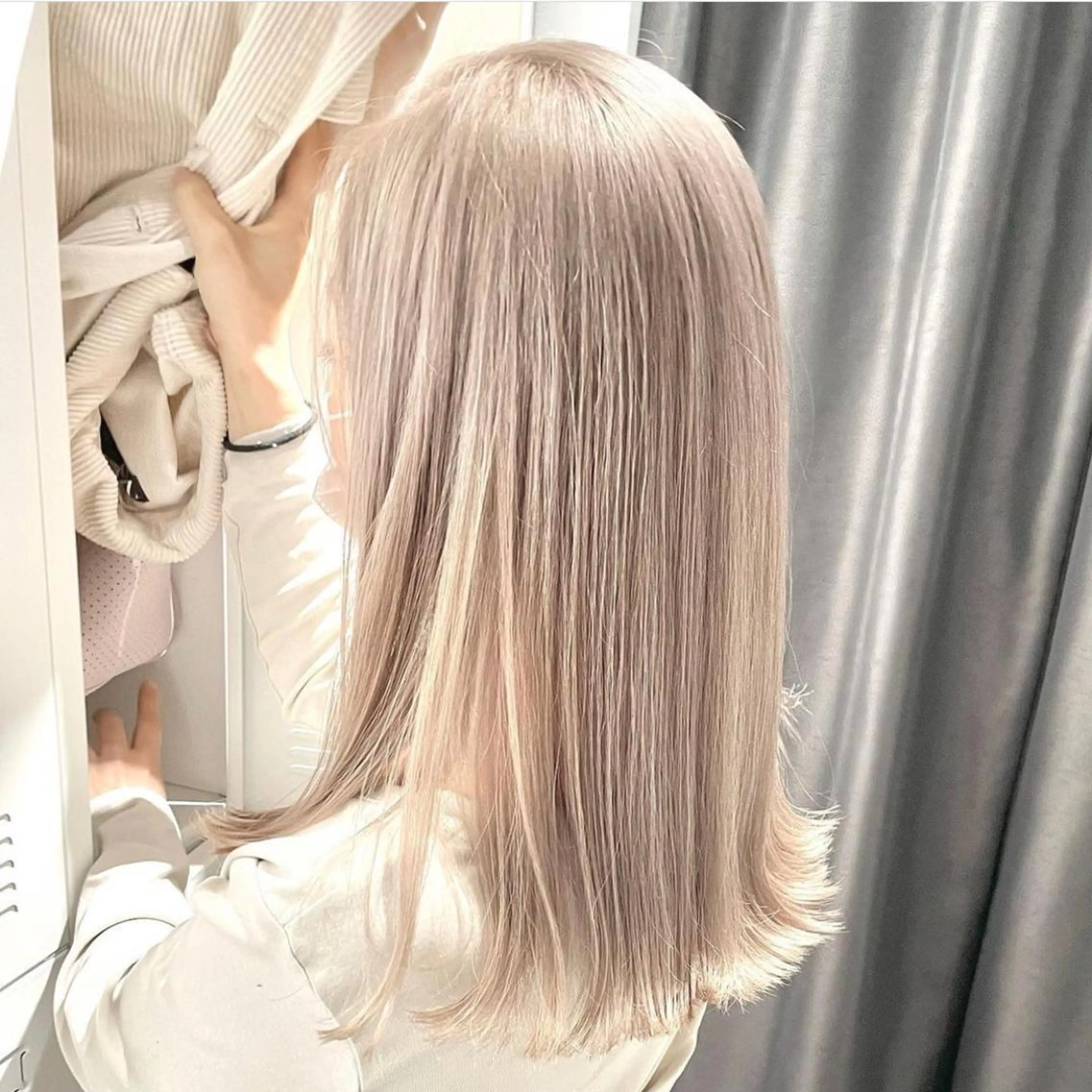 セミロング カラー ベージュカラー ハイトーンカラー ハイトーンベージュ ヘアカラー トリートメント MiL所属・✨ハイトーン✨ 濱田知孝のヘアスタイル