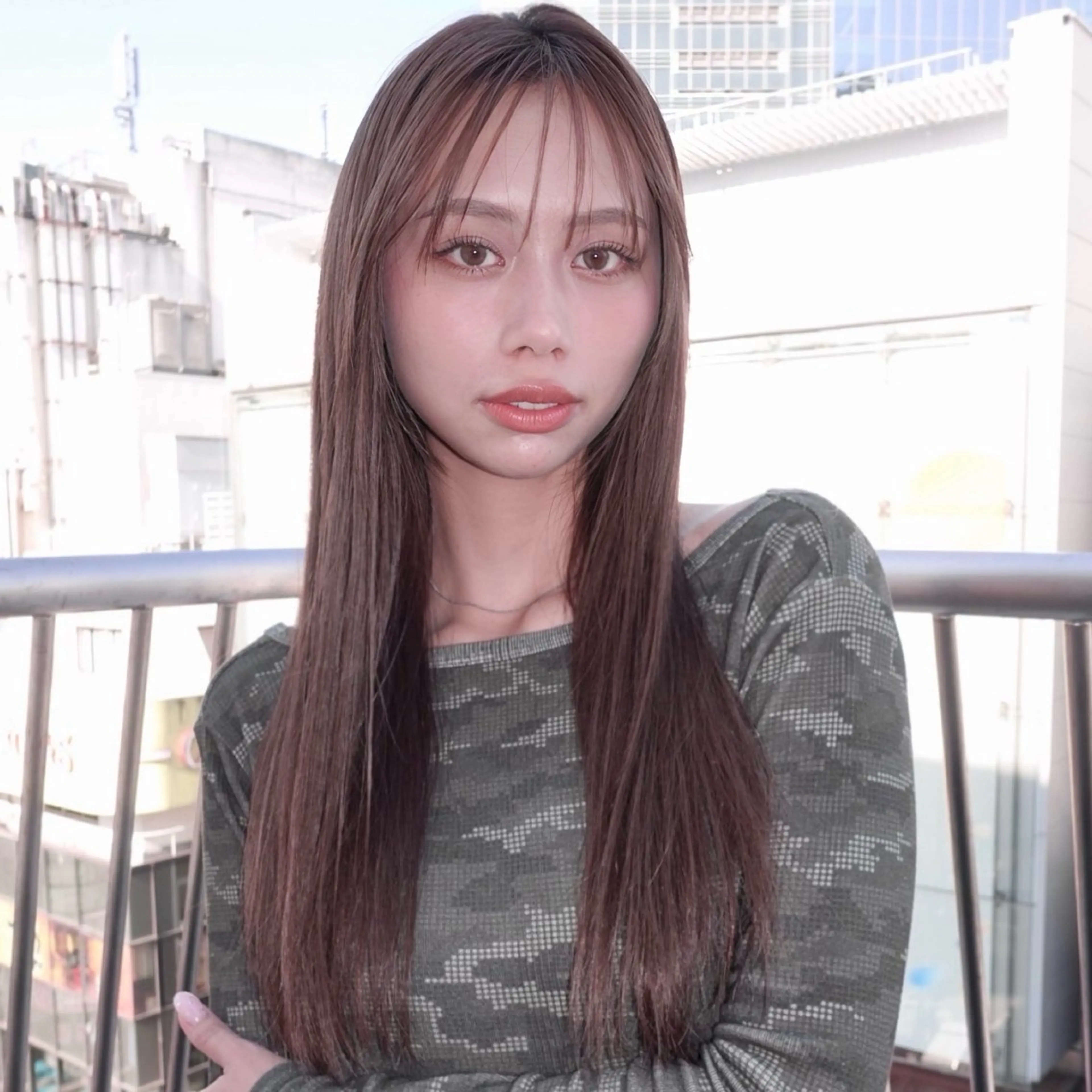 セミロング カラー 黒髪 カット ヘアカラー トリートメント レイヤーカット ダブルカラーのヘアスタイル