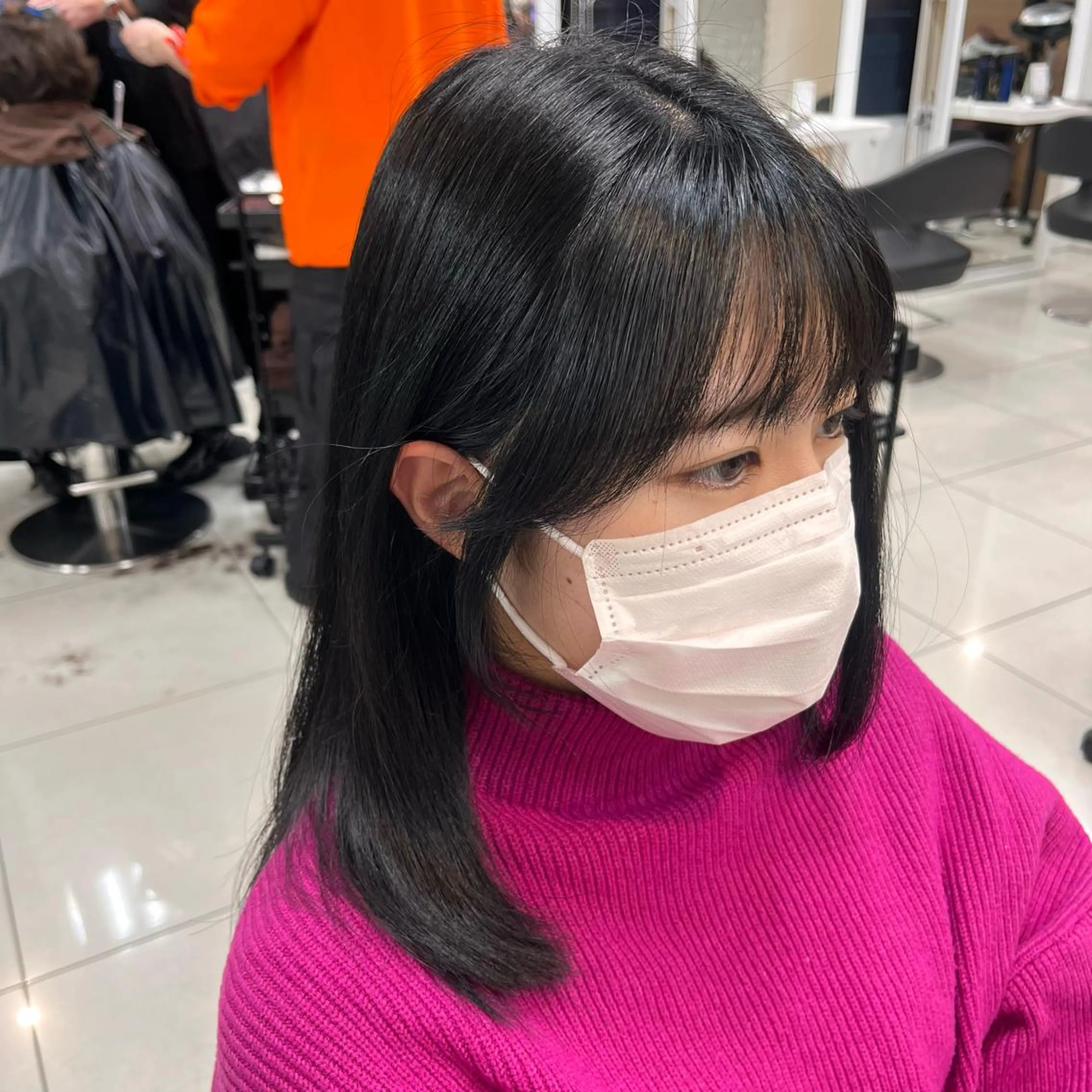 ミディアム カラー 顔周りカット 韓国風ヘア おくれ毛 サイドバング 小顔カット メンズ縮毛矯正🦊ハ イトーン　RYOKAのヘアスタイル