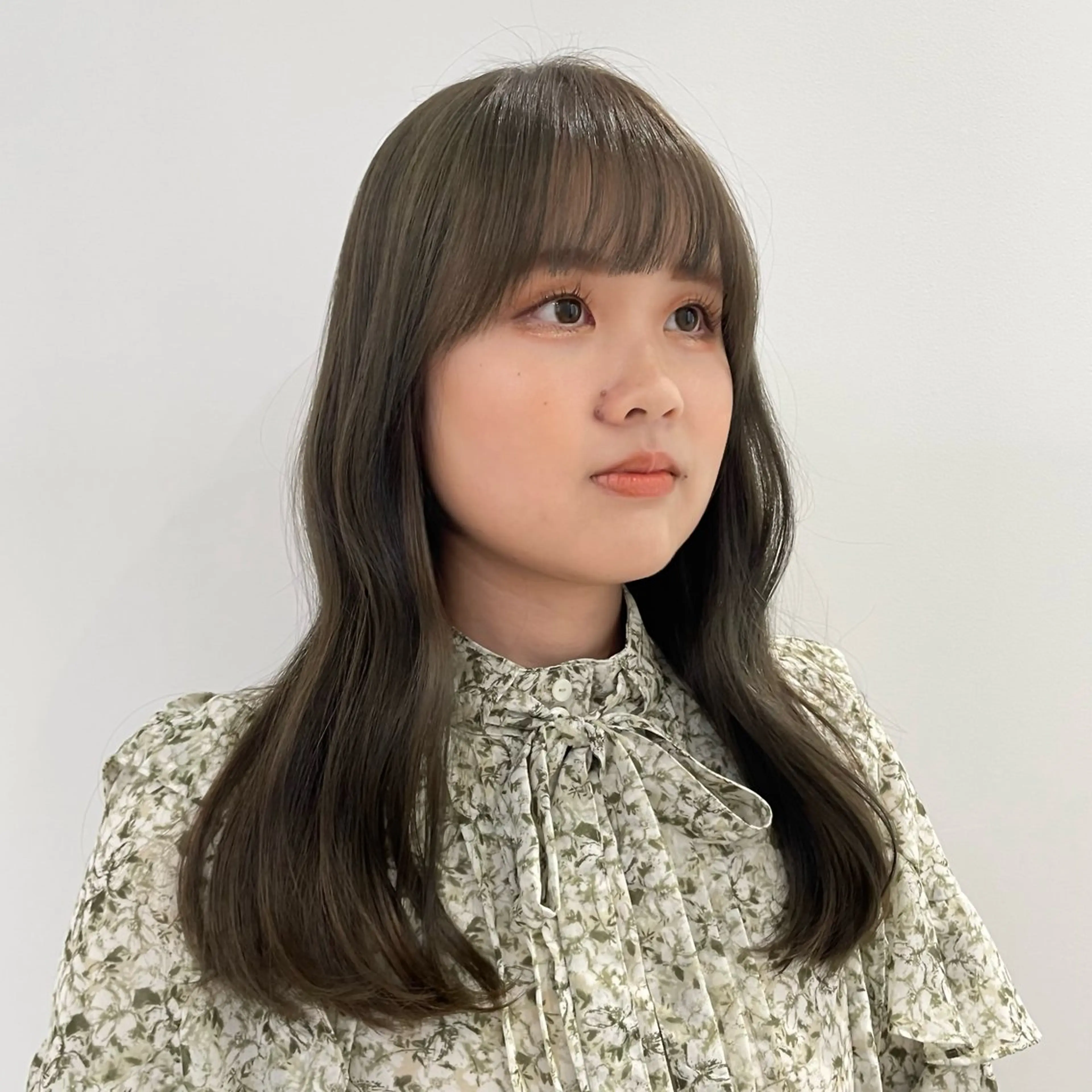 セミロング カラー ベージュカラー 透明感カラー オリーブベージュ カット ヘアカラー トリートメント GO TODAY 新宿Aura店所属・ベージュ🤎透明感 カラー🤎anriのヘアスタイル