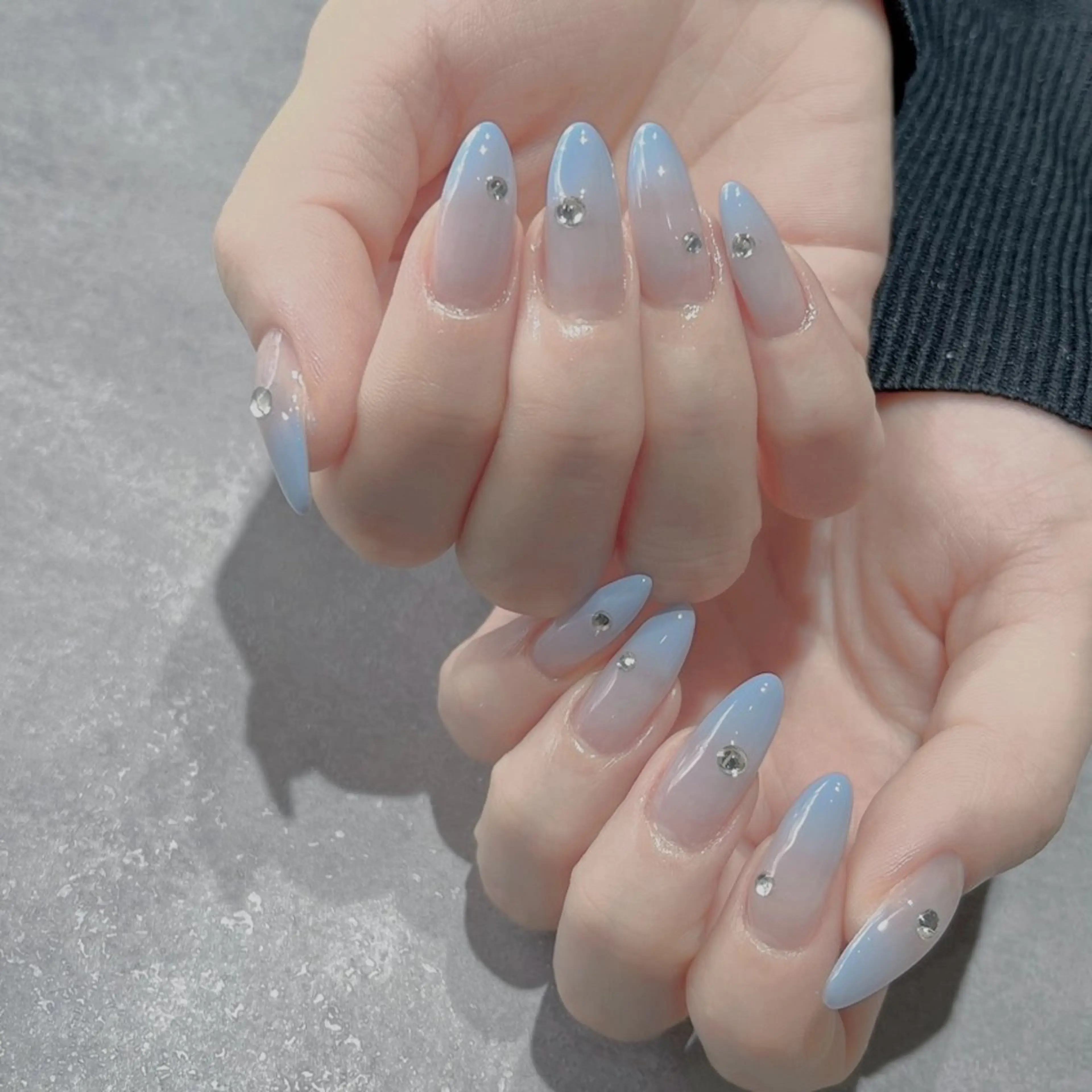 ネイル フットネイル フレンチネイル ジェルネイル ラメ(グリッター) ラメグラデーション ハンドネイル NEO Beauty Salon所属・𝐍𝐄𝐎 𝐉𝐔𝐑𝐈のネイルデザイン