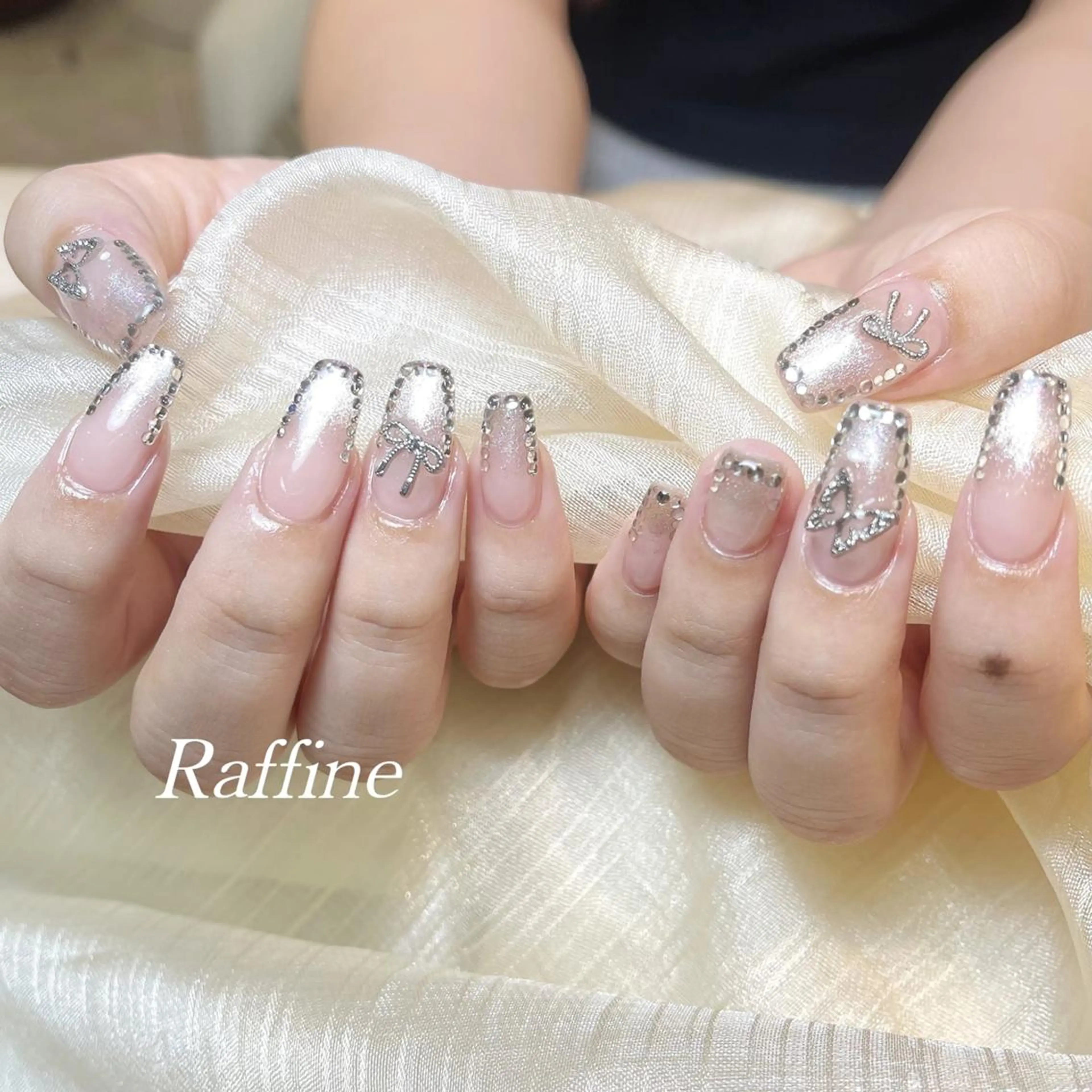 ネイル ハンドネイル RAFFINE 月🦋🩵のネイルデザイン
