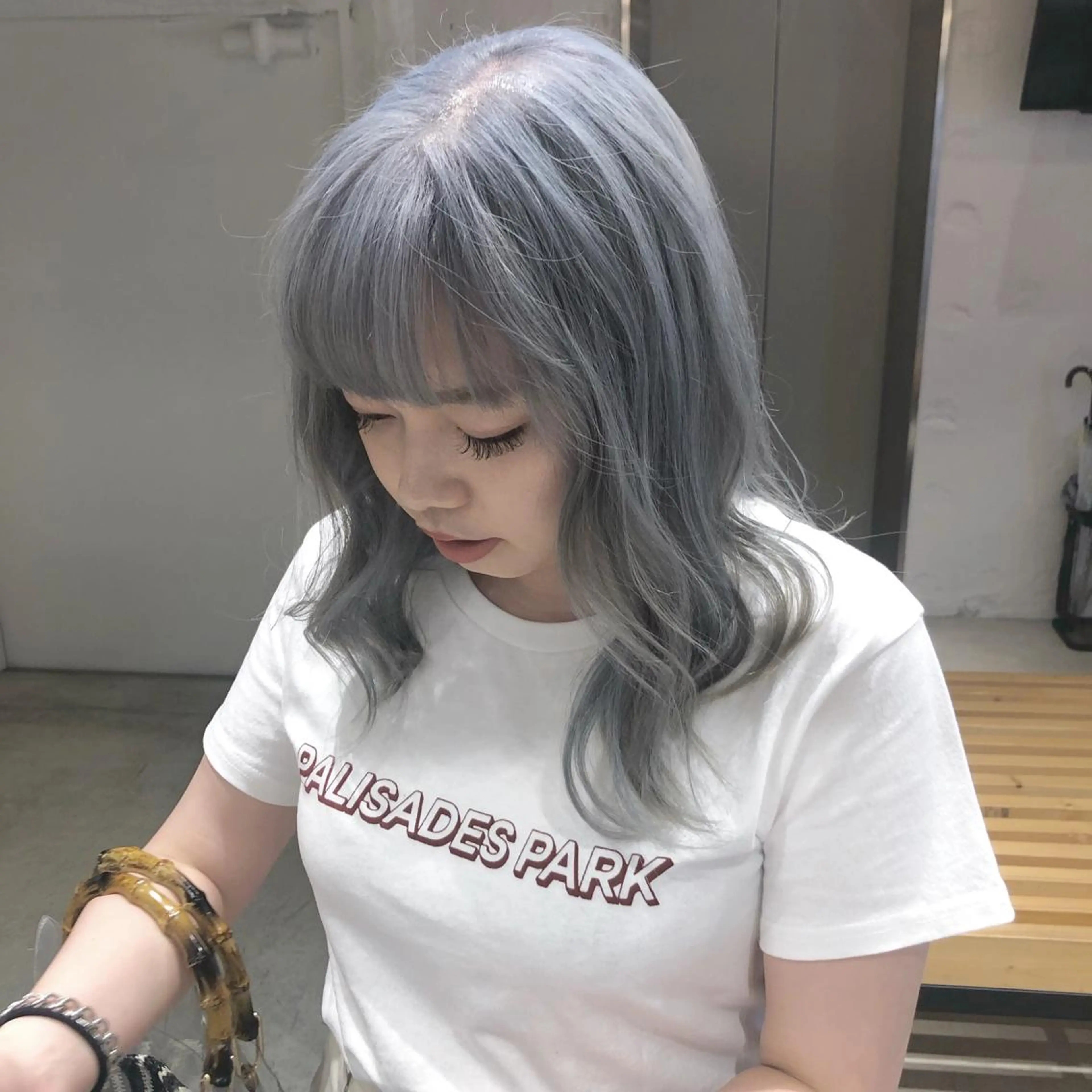 ロング カラー ブリーチ シルバー ホワイトシルバー ORIKA 美容室のヘアスタイル