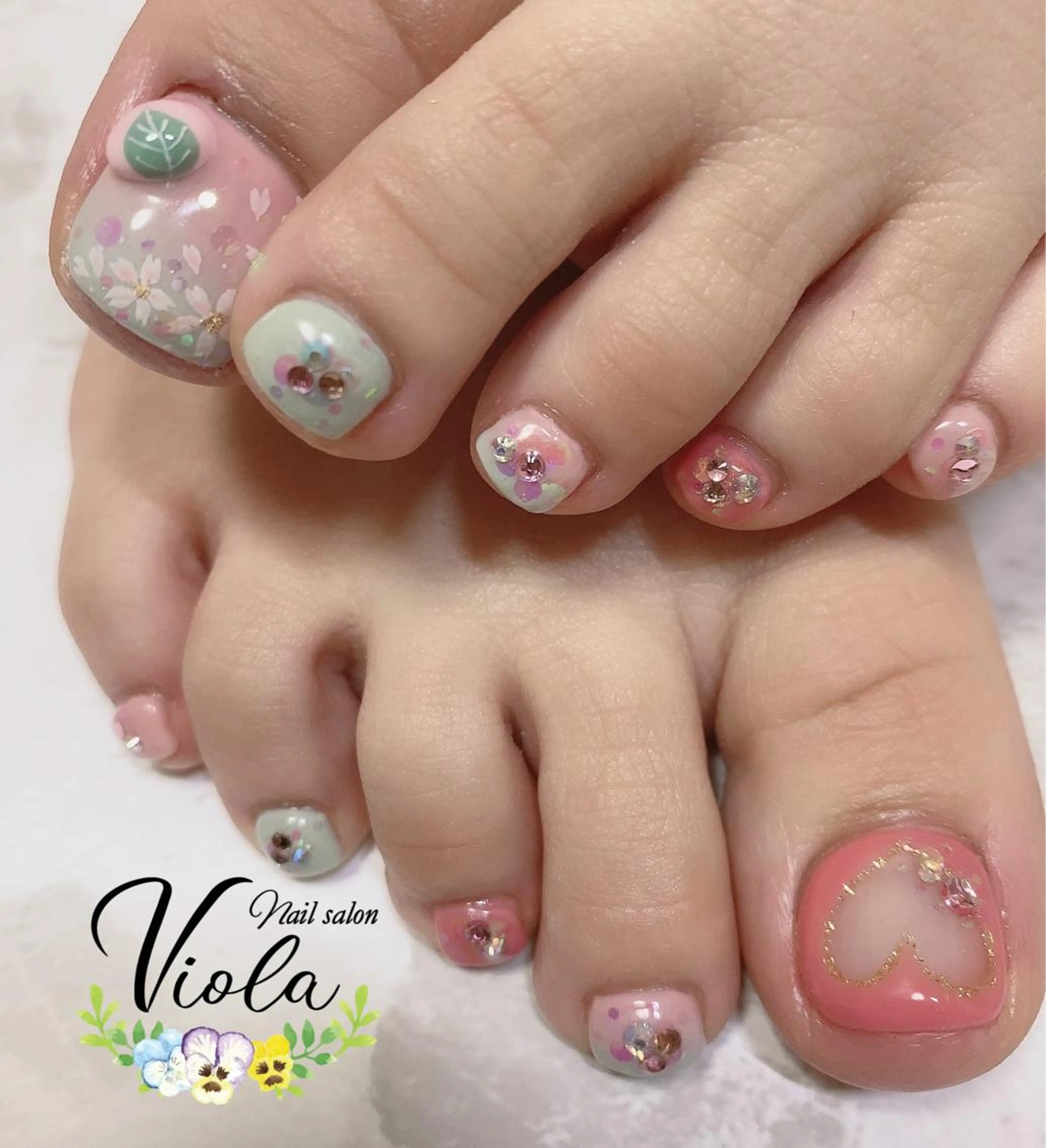ネイル 桜ネイル フットネイル ハート キラキラネイル 春ネイル フットネイル Nailsalon Viola所属・ネイルサロン Violaのネイルデザイン