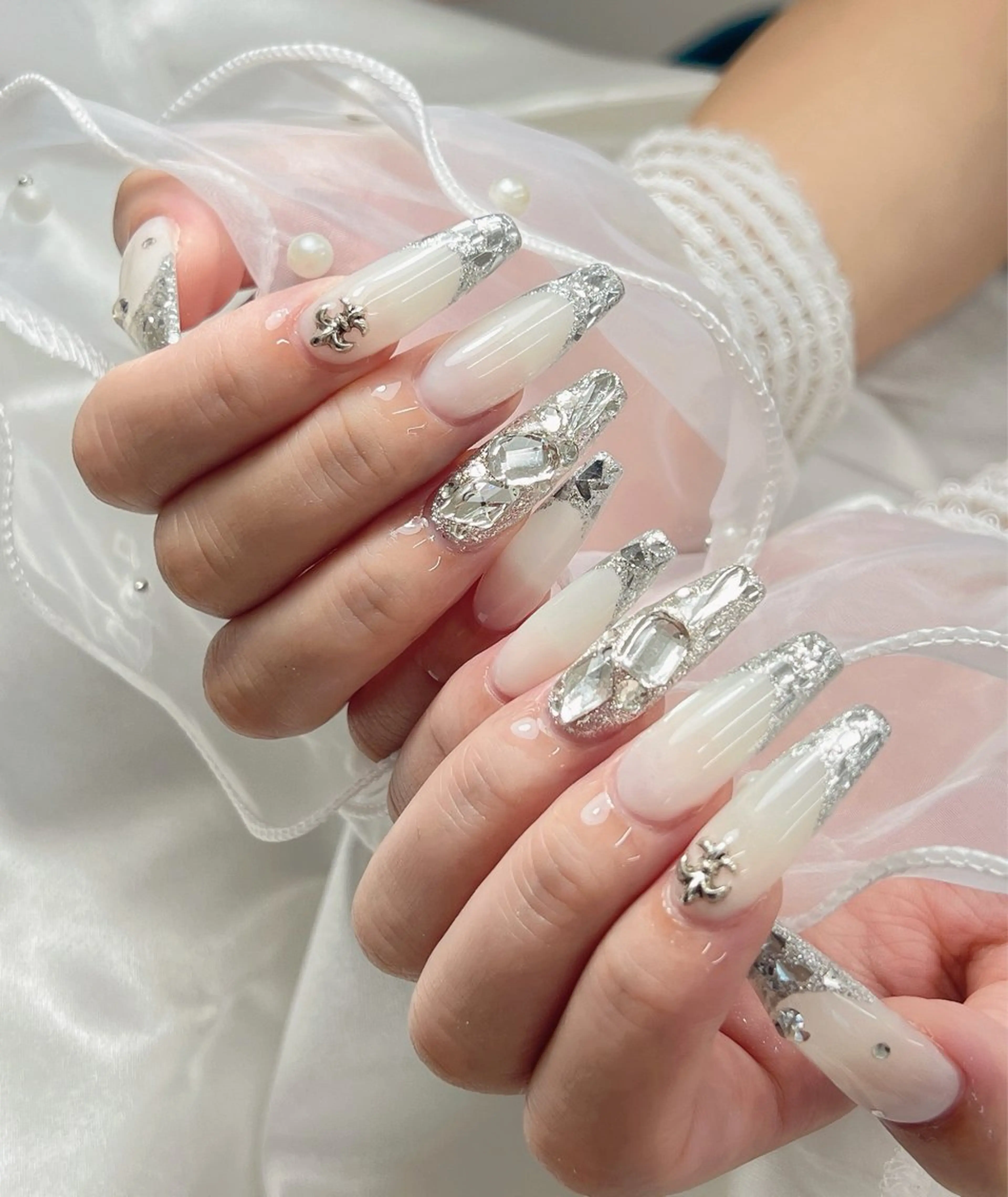 ネイル フレンチネイル ガラスフレンチ ハンドネイル bijou nails所属・bijou nails　蓮のネイルデザイン