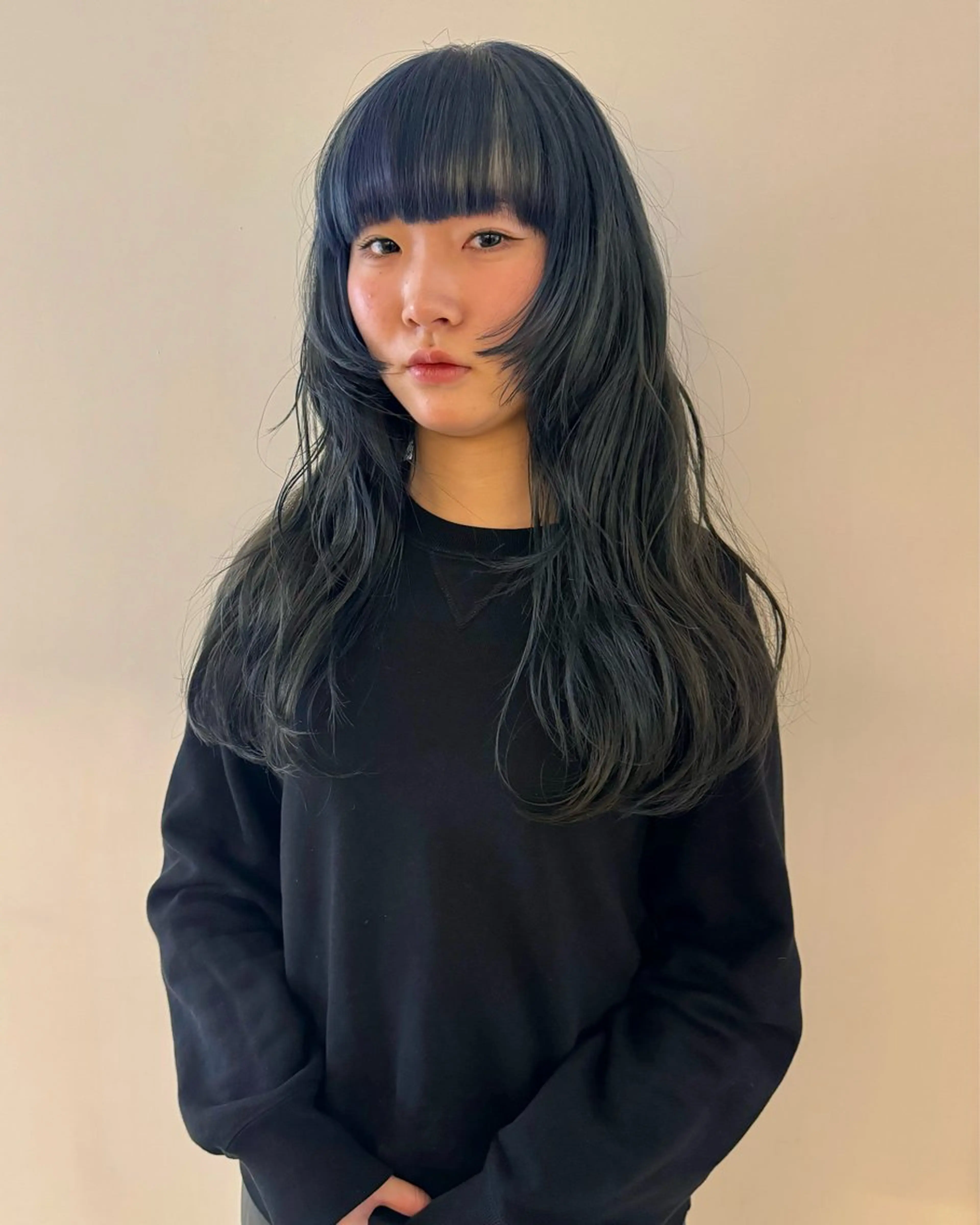 カラー 黒髪 ブリーチ デザインカラー ネイビーカラー 卒業式のヘアスタイル RAIMA ハイトーンレイヤーのヘアスタイル