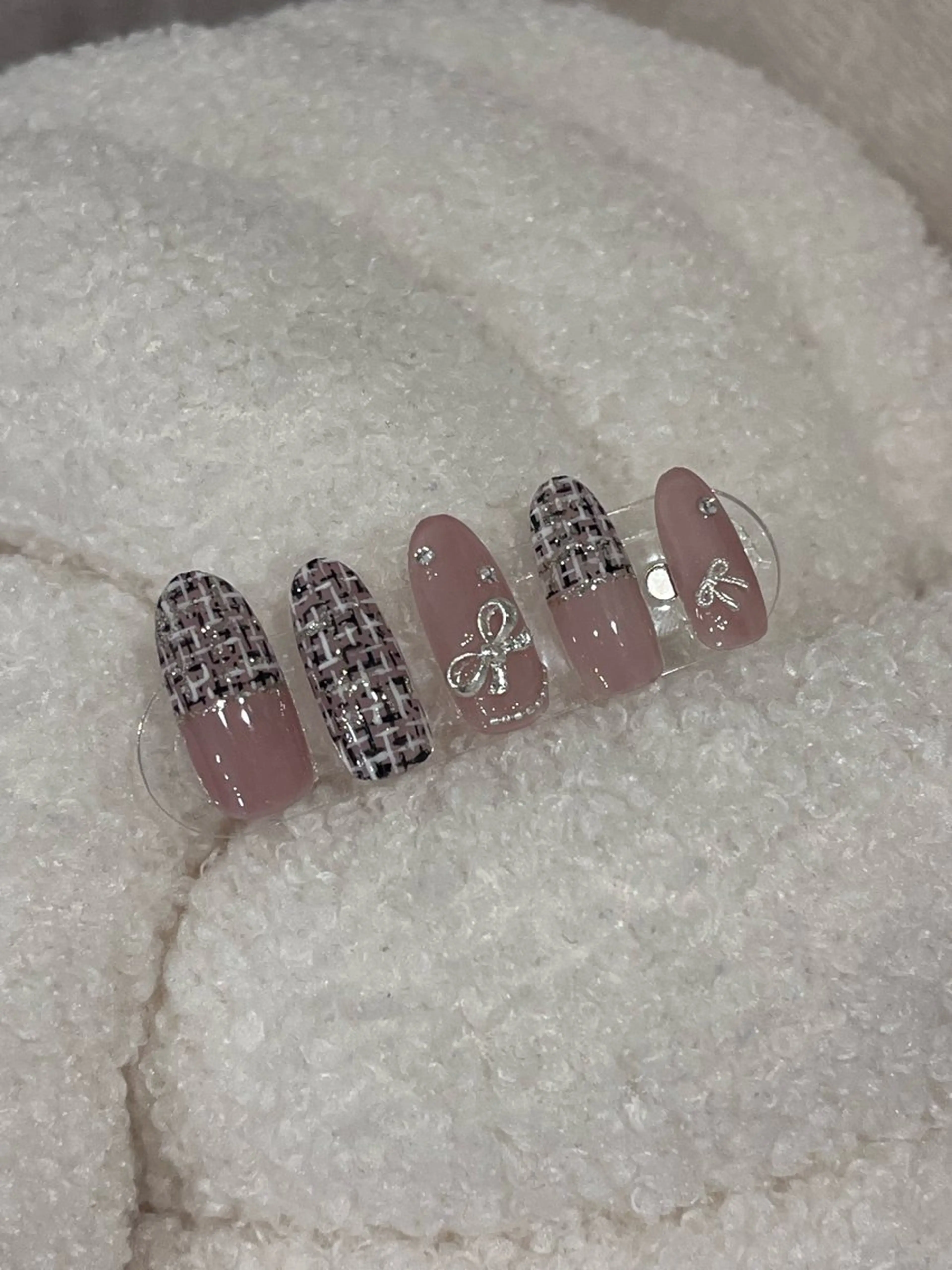 ツイードネイル‎🤍🖤💅の写真