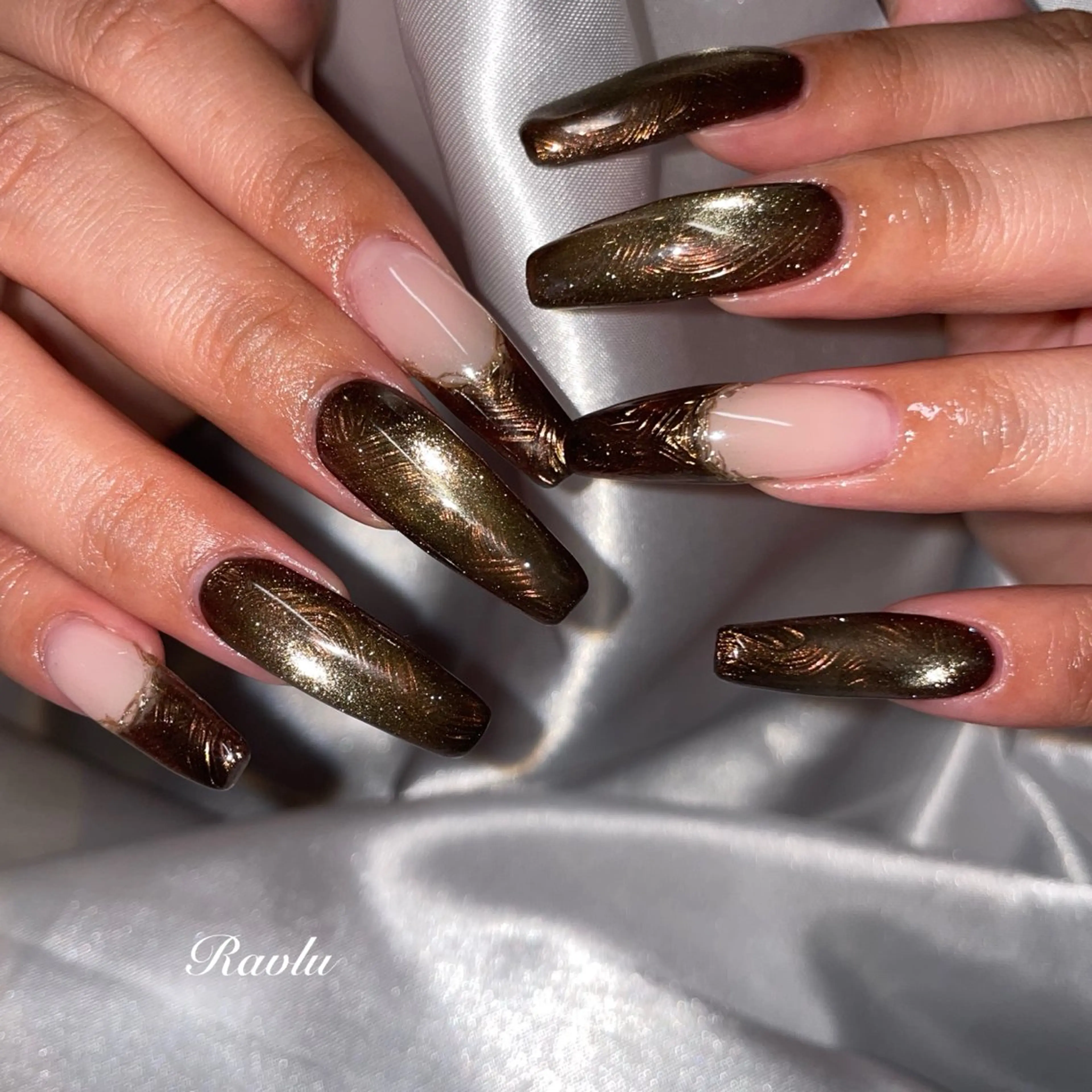 ネイル ブラウン ゴールド マグネットネイル ミラーネイル ハンドネイル Ravlu所属・アラカキ アンジュのネイルデザイン