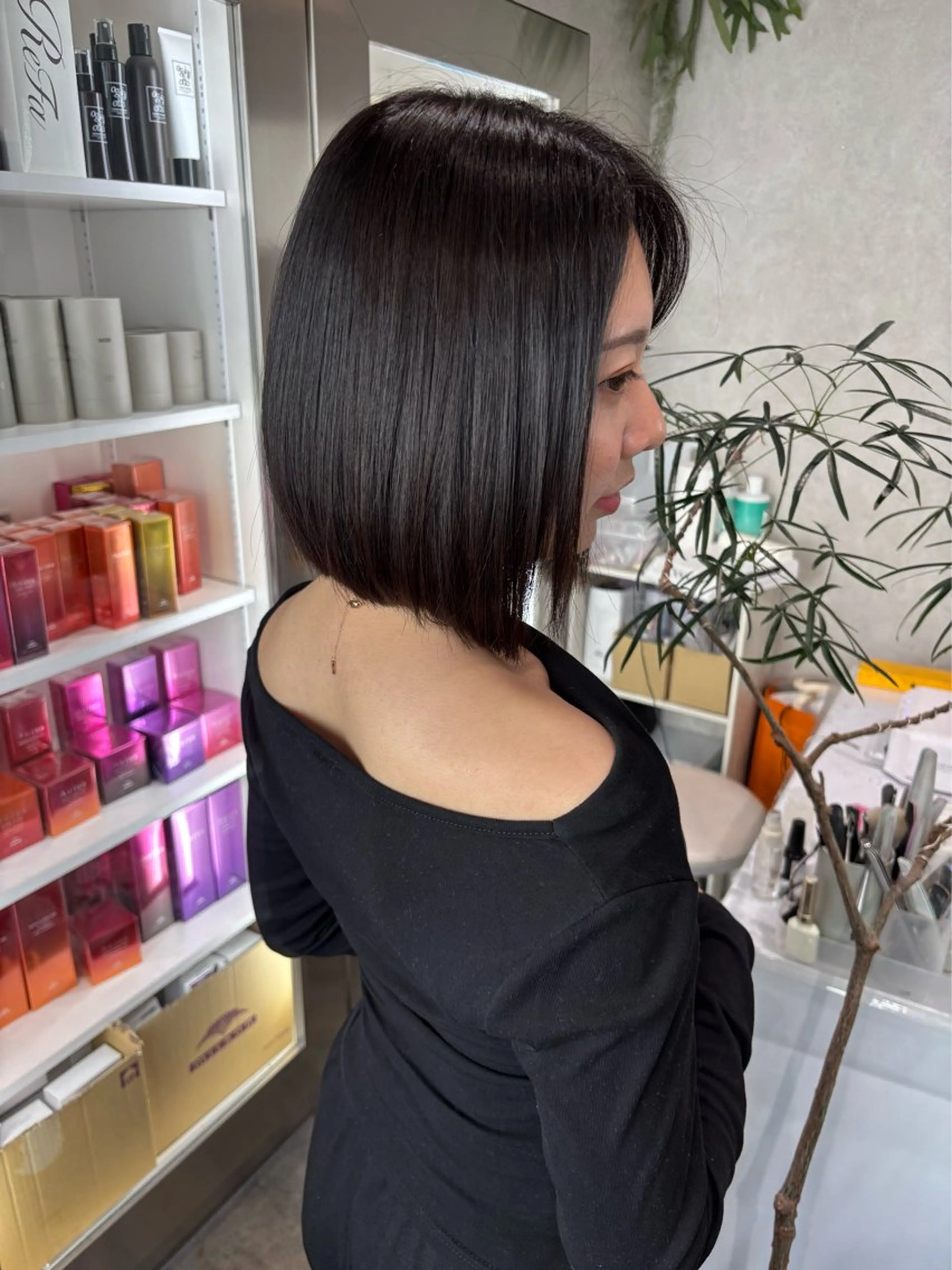ショート カラー ヘアアレンジ 切りっぱなしボブ ブリーチ ダブルカラー イヤリングカラー ハイライトカラー 🩵 iona 🩵のヘアスタイル