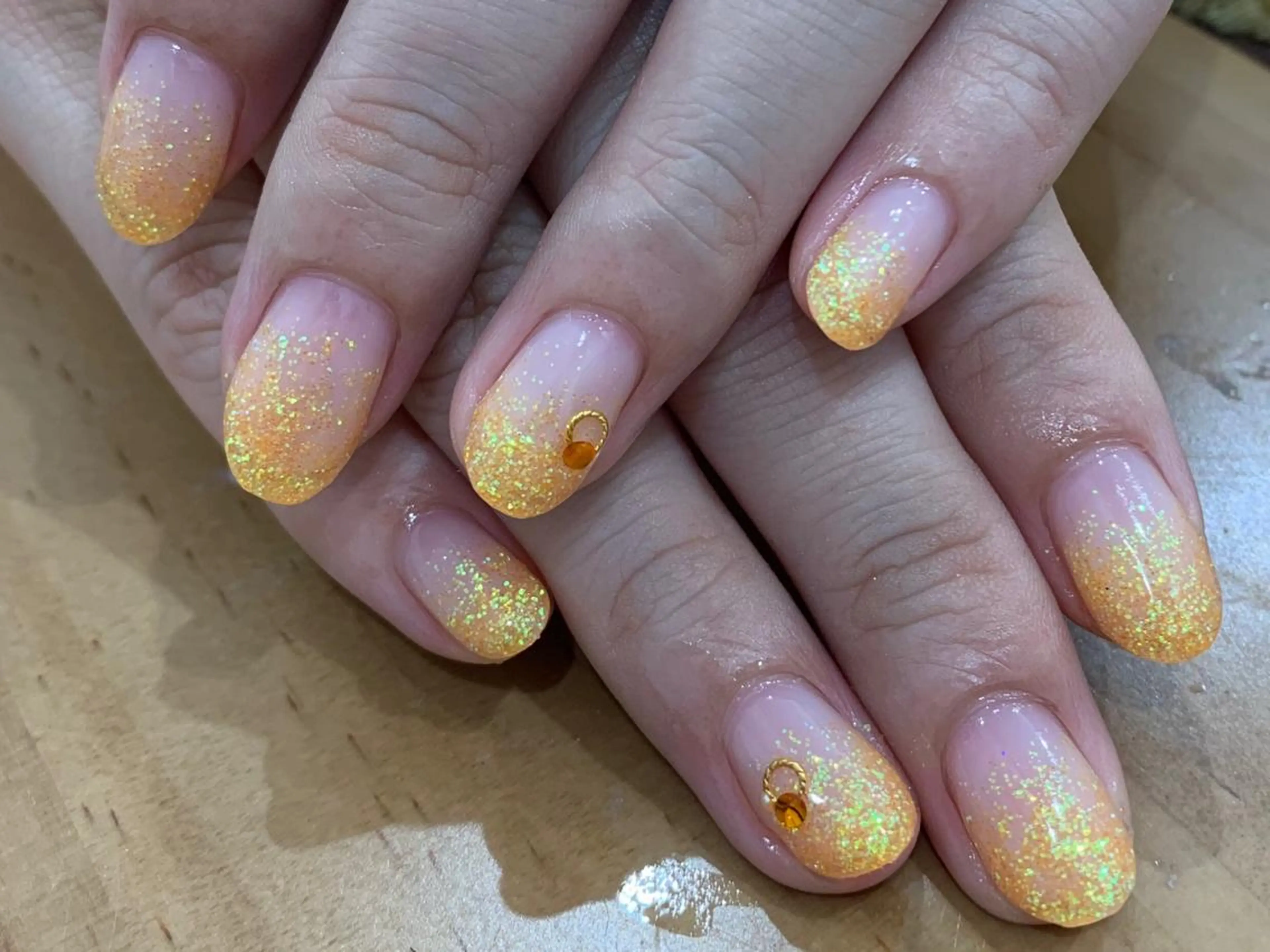 ネイル グラデーション ラメ(グリッター) ラメグラデーション オレンジ ストーンネイル 中川 愛理のその他イメージ