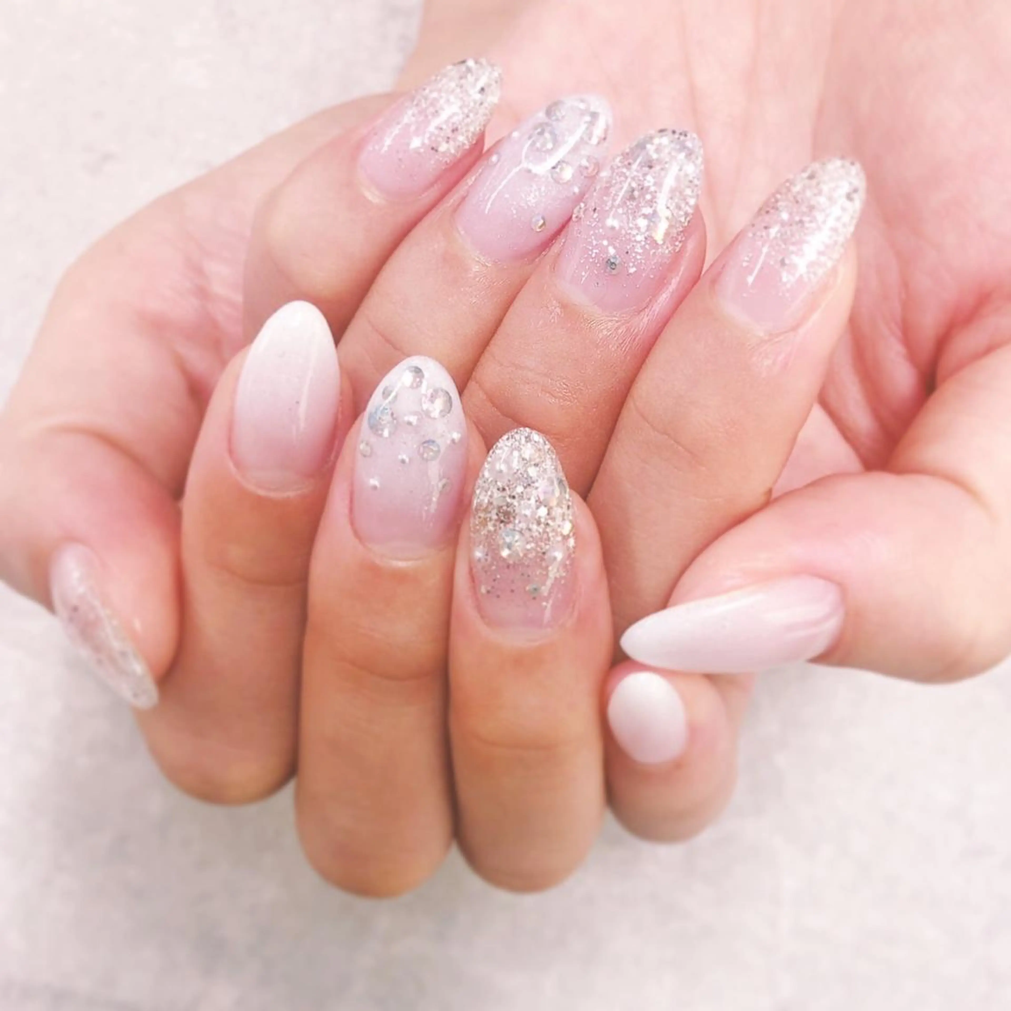 ネイル グラデーション ラメ(グリッター) ラメグラデーション ホワイト ハンドネイル ハンドケア FASTNAIL PLUS 新宿店のネイルデザイン