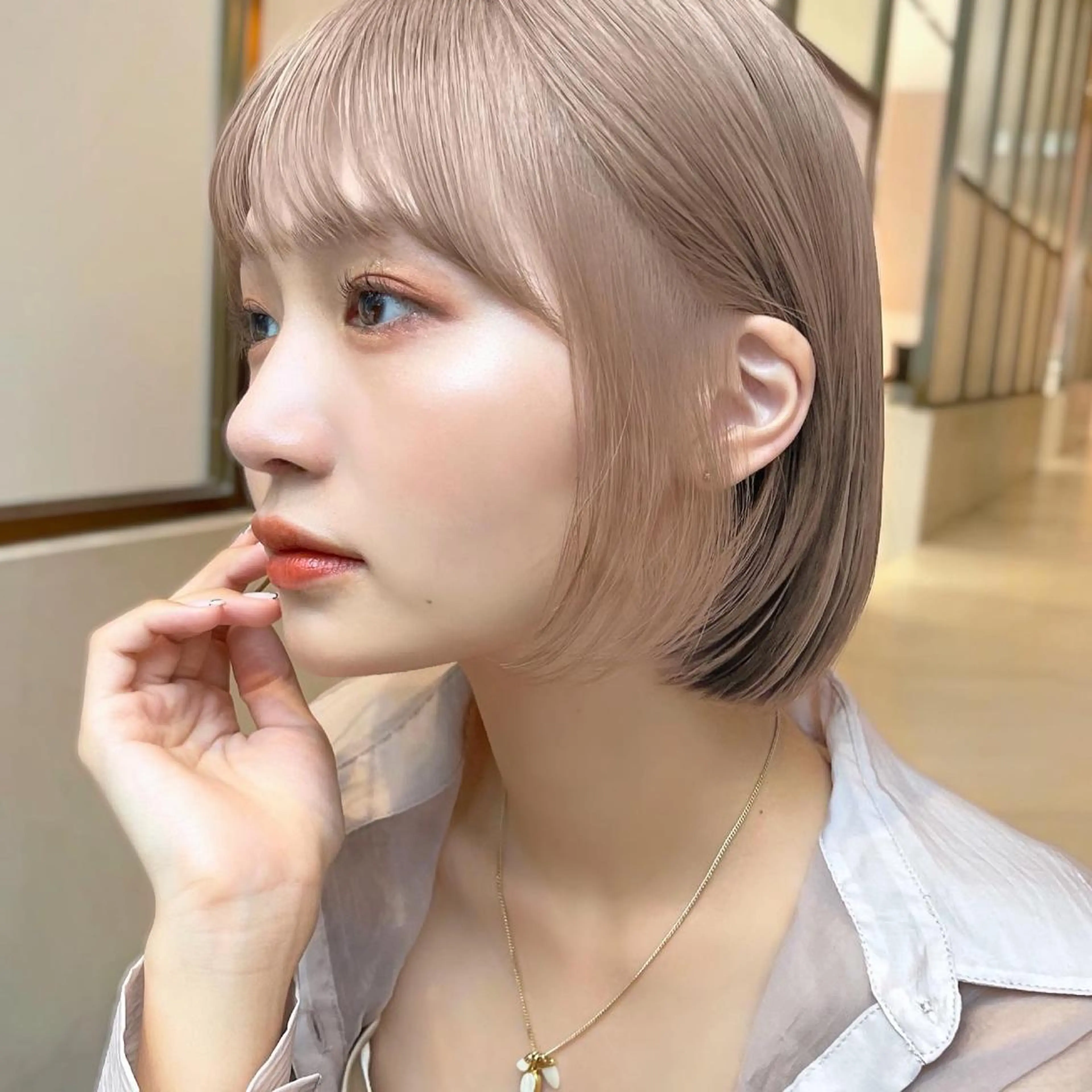 ショート カラー 切りっぱなしボブ 前下がりボブ ベージュカラー ブリーチ グレージュ カット ヘアカラー トリートメント ニュアンスレイヤー ハイトーンカラーのヘアスタイル