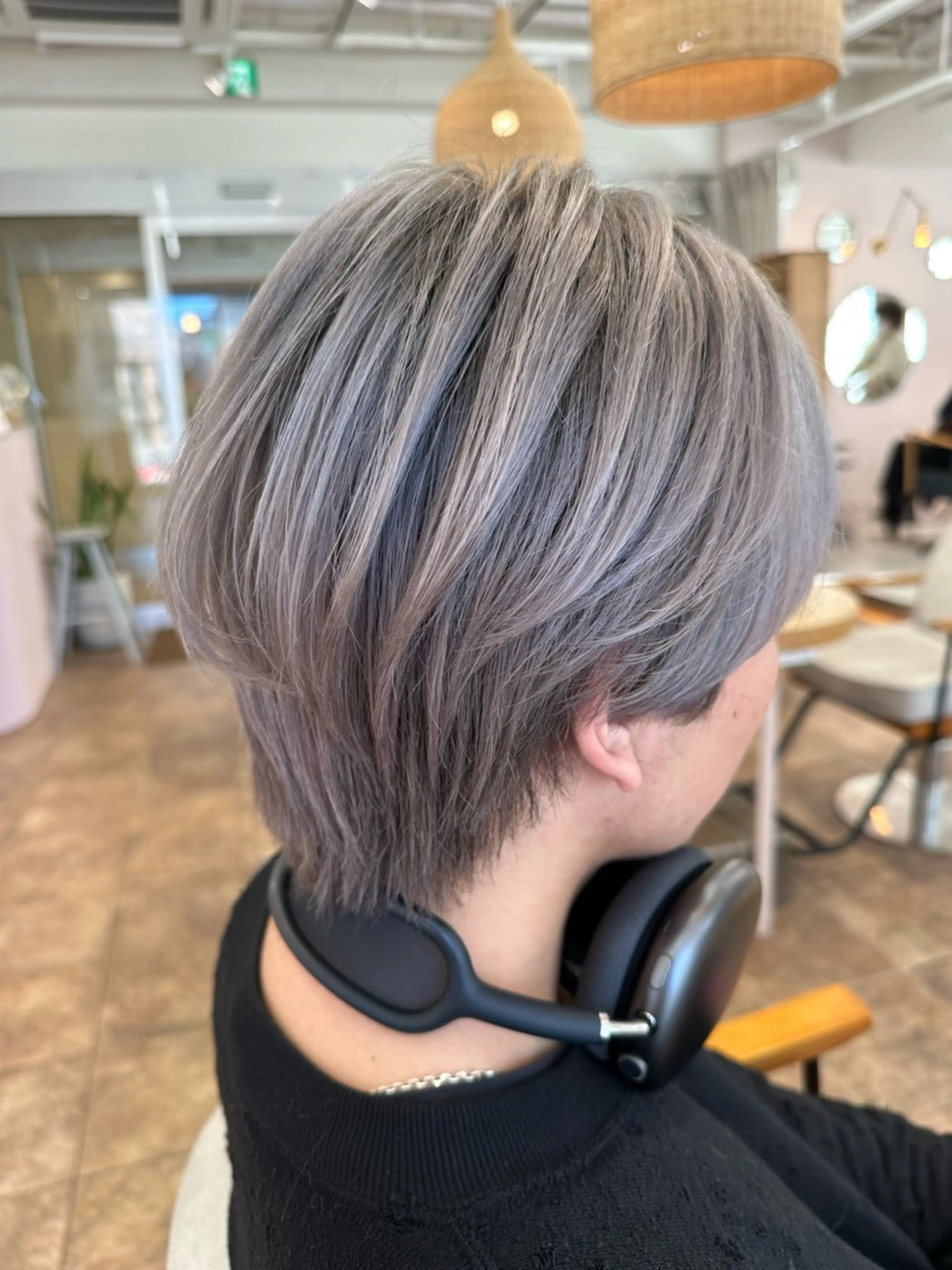 ショート カラー ブリーチ 篠原 美月のヘアスタイル