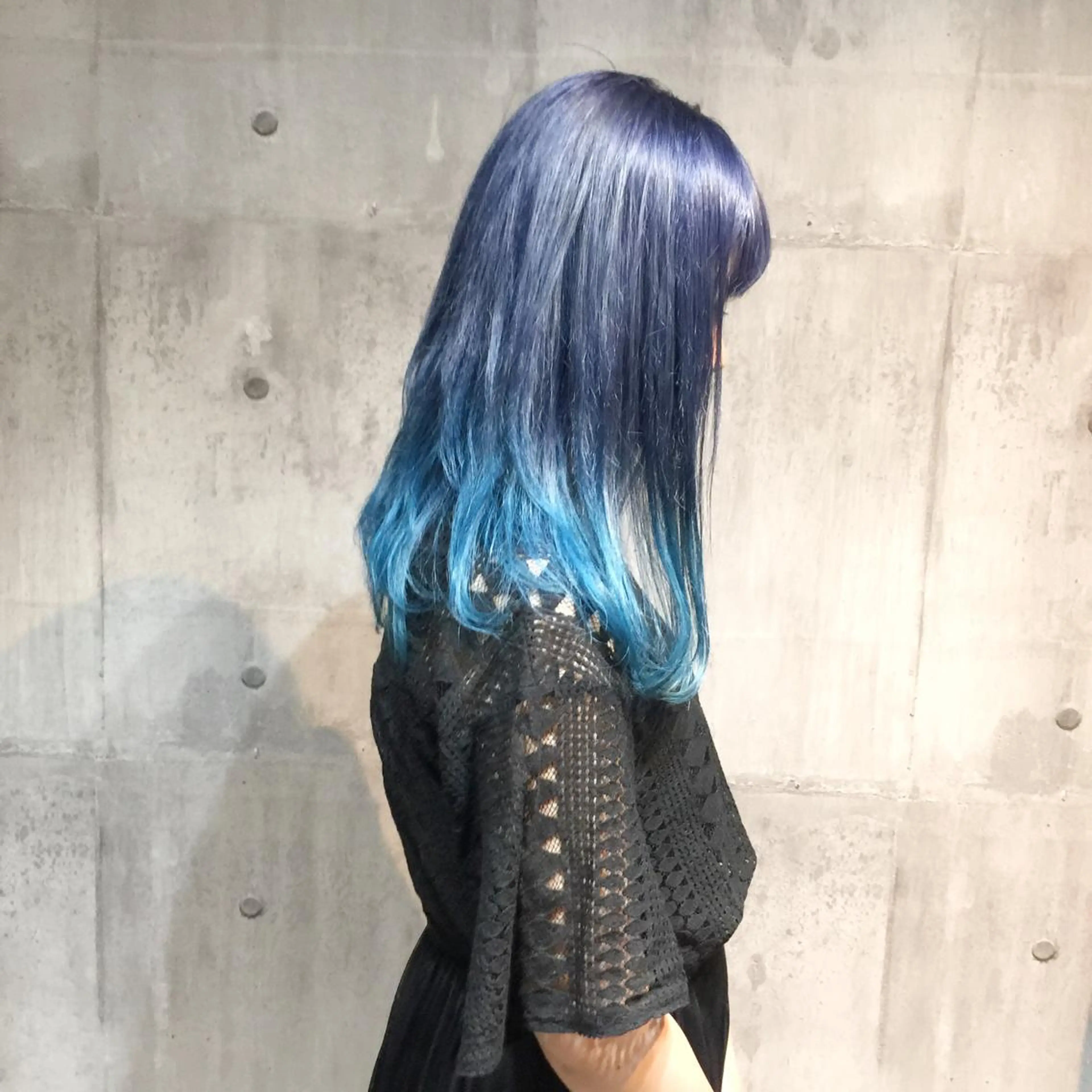 セミロング カラー ブルーカラー グラデーションカラー ネイビーカラー ホワイト&レイヤーカ ットエクステ長畠俊輔のヘアスタイル