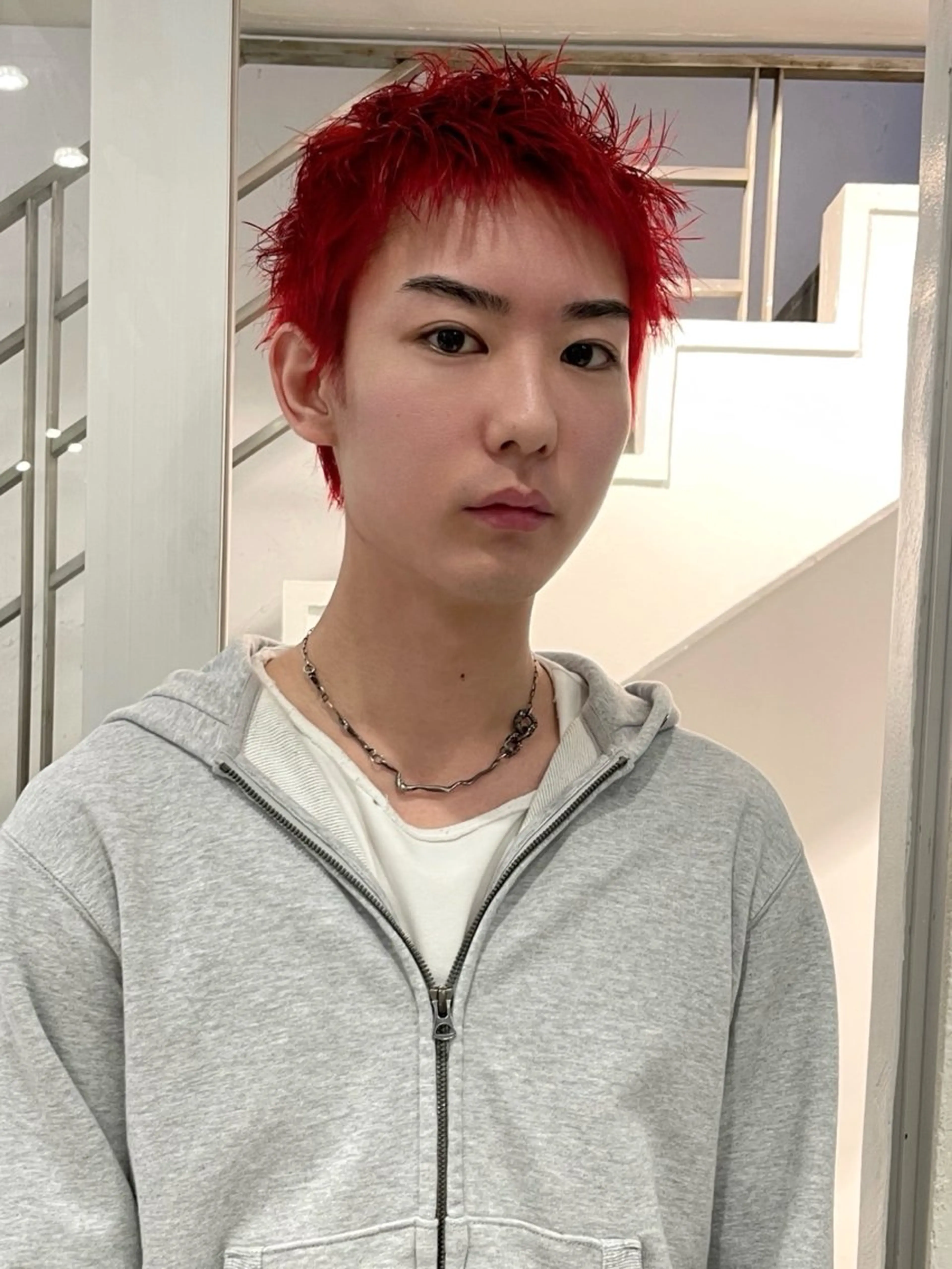ショート カラー メンズ メンズブリーチ センターパート メンズハイライト メンズハイトーン メンズインナーカラー カット ヘアカラー トリートメント スパイラルパーマ 🌐hina⭐️のヘアスタイル