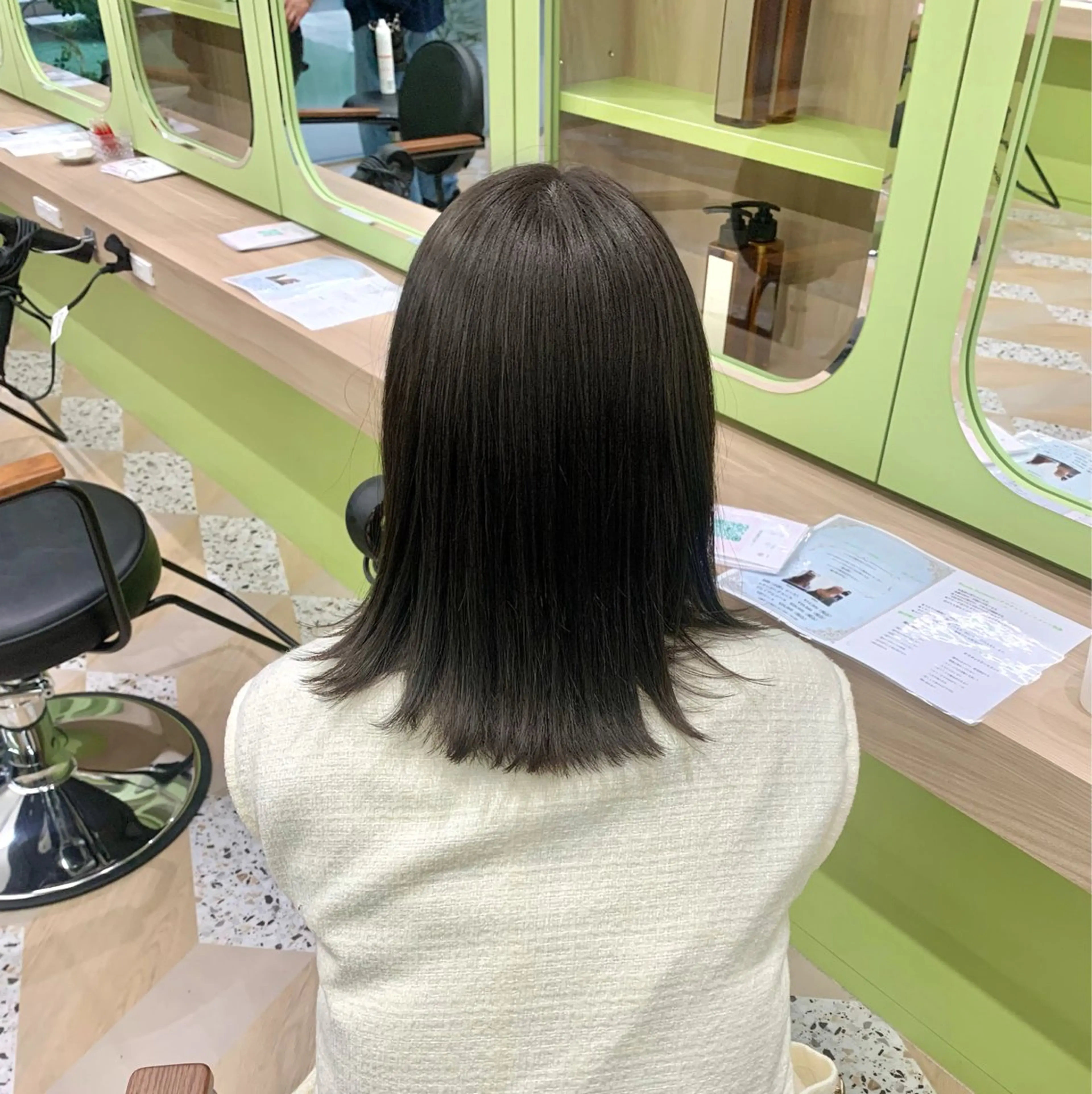 ミディアム カラー ショートボブ ミディアムレイヤー アッシュ アッシュグレー ベージュカラー カット ヘアカラー トリートメント 透明感カラー特化/ ベージュ/梅田/英輝のヘアスタイル