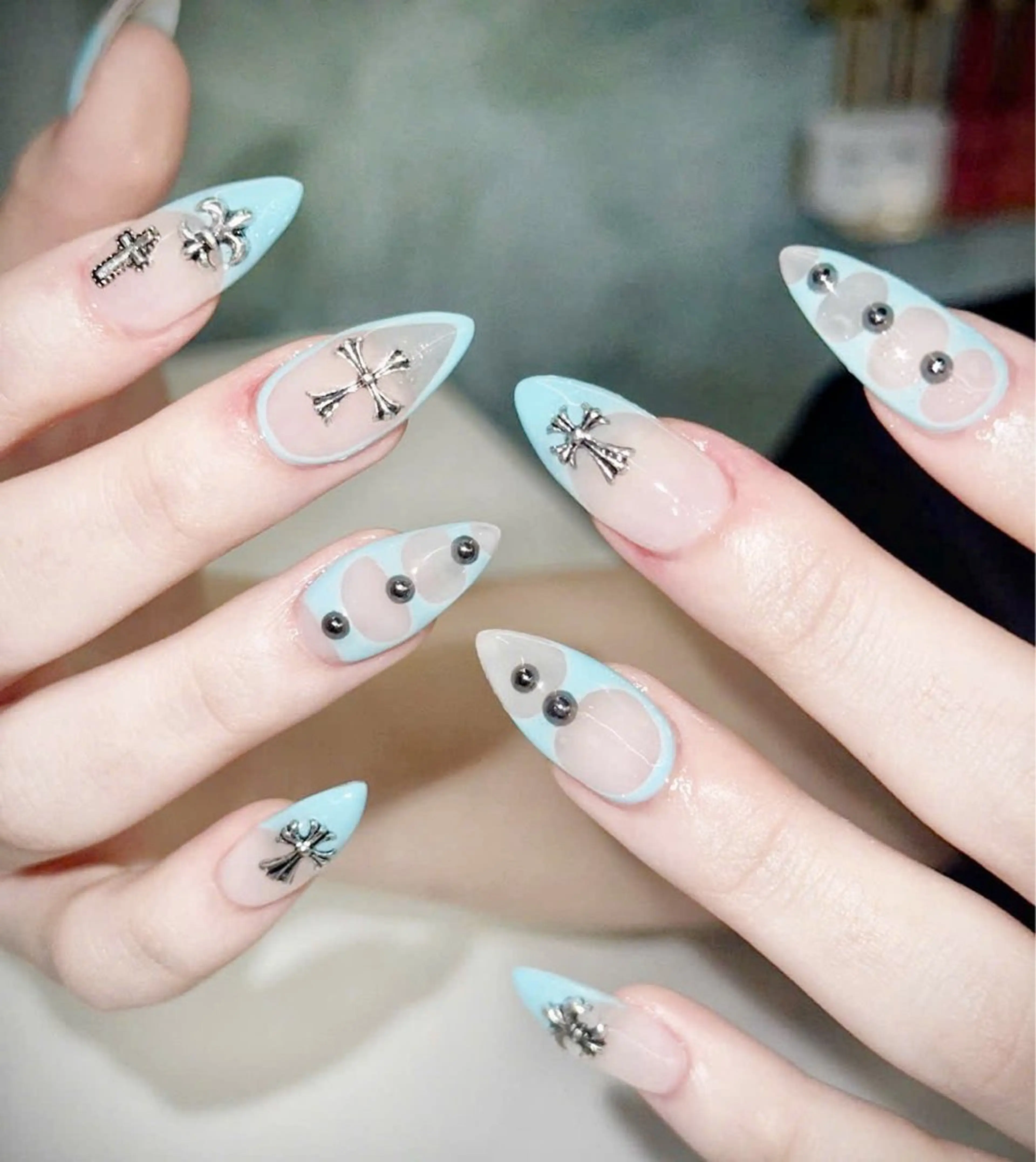 ネイル フラッシュネイル フレンチネイル グラデーション キラキラネイル 韓国ネイル ハンドネイル Lyna Nail のネイルデザイン