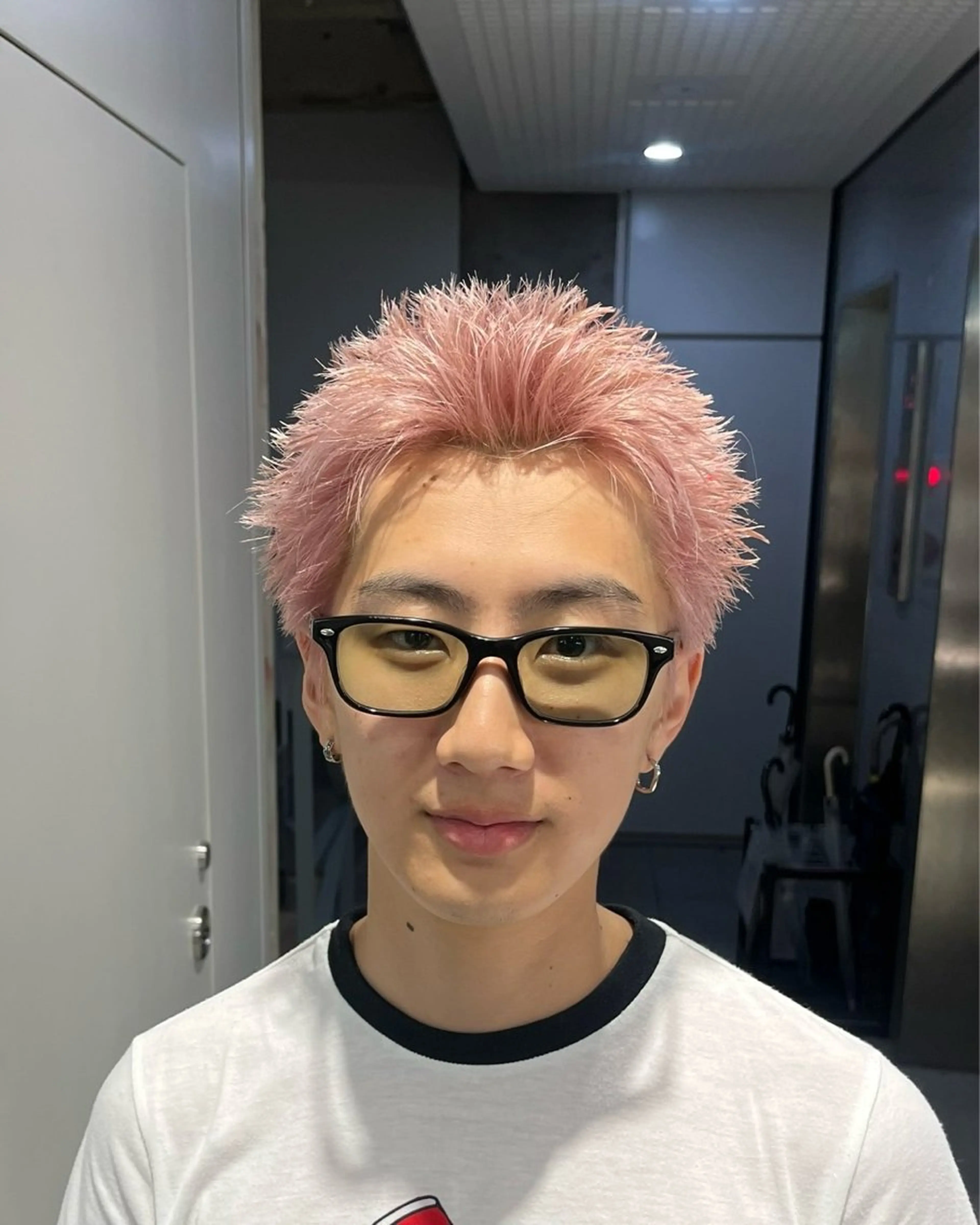 ショート カラー メンズ 波巻きパーマ 朝崎倭斗のヘアスタイル