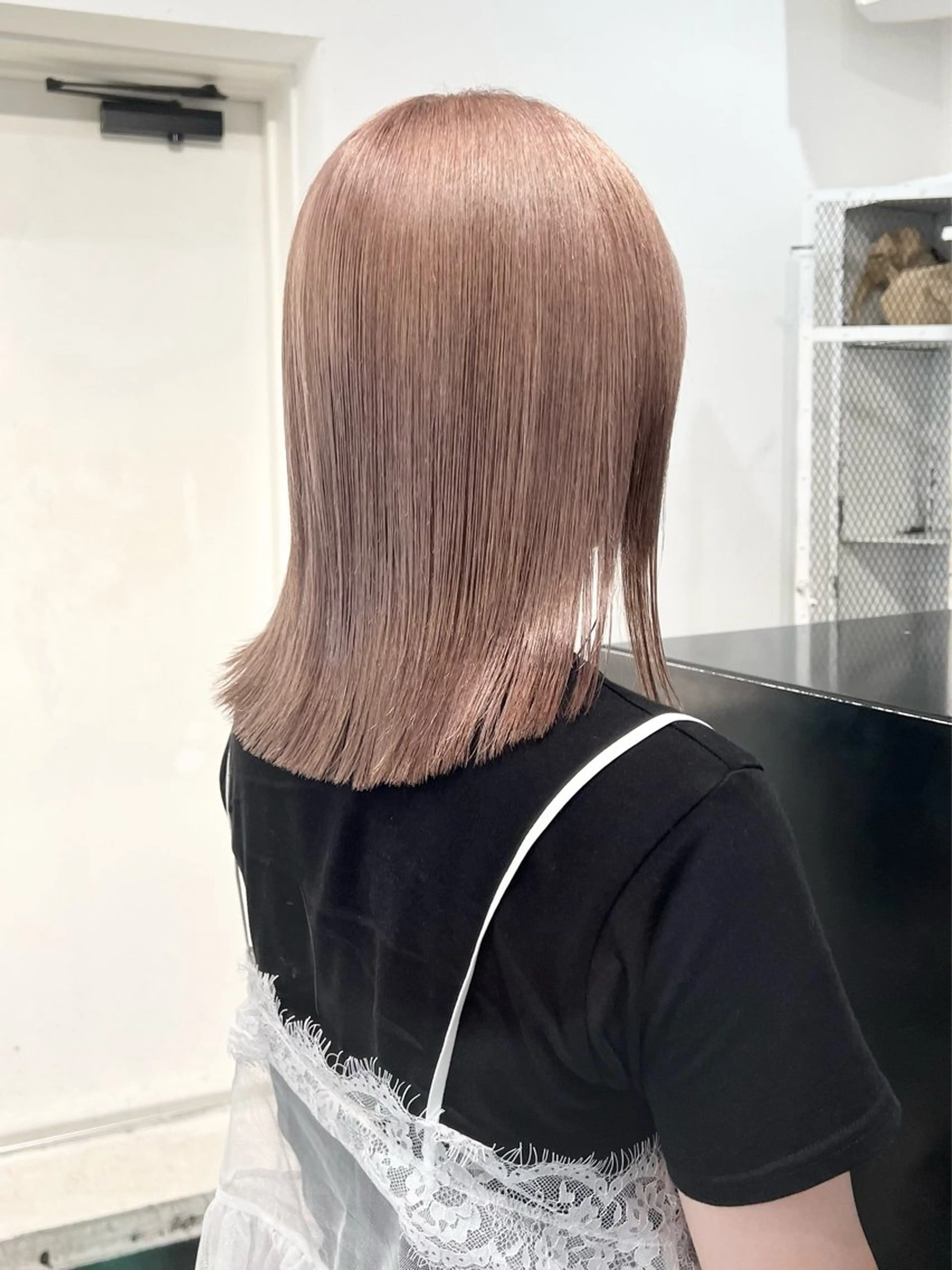 ミディアム カラー 切りっぱなしボブ アッシュ ベージュカラー ブリーチ ケアブリーチ カット ヘアカラー トリートメント HARU//原宿🤍 リピート率NO.1のヘアスタイル