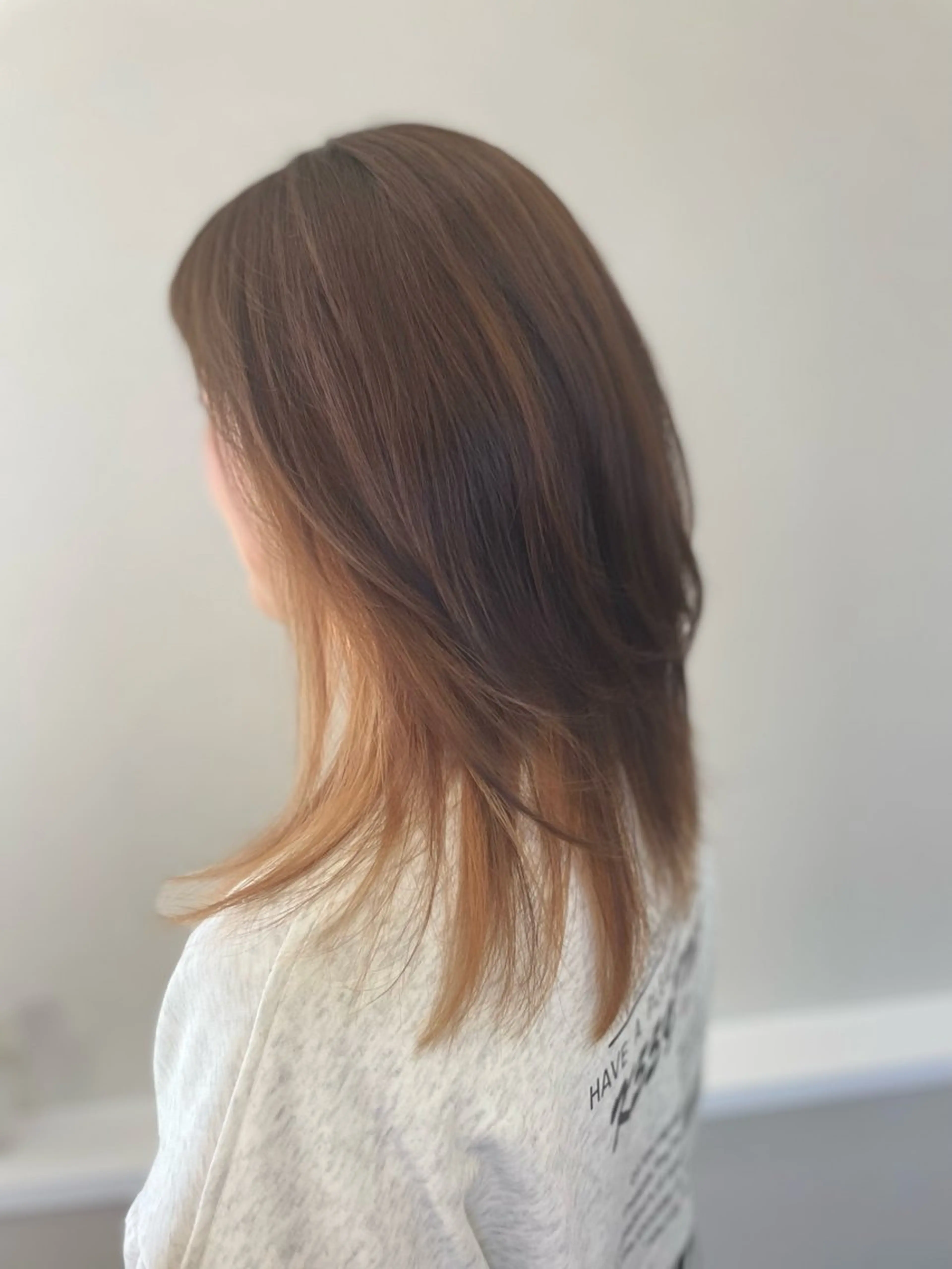 セミロング カラー ベージュカラー ブリーチ インナーカラー レイヤーカット Re room.所属・Re room. 女性スタイリストのヘアスタイル