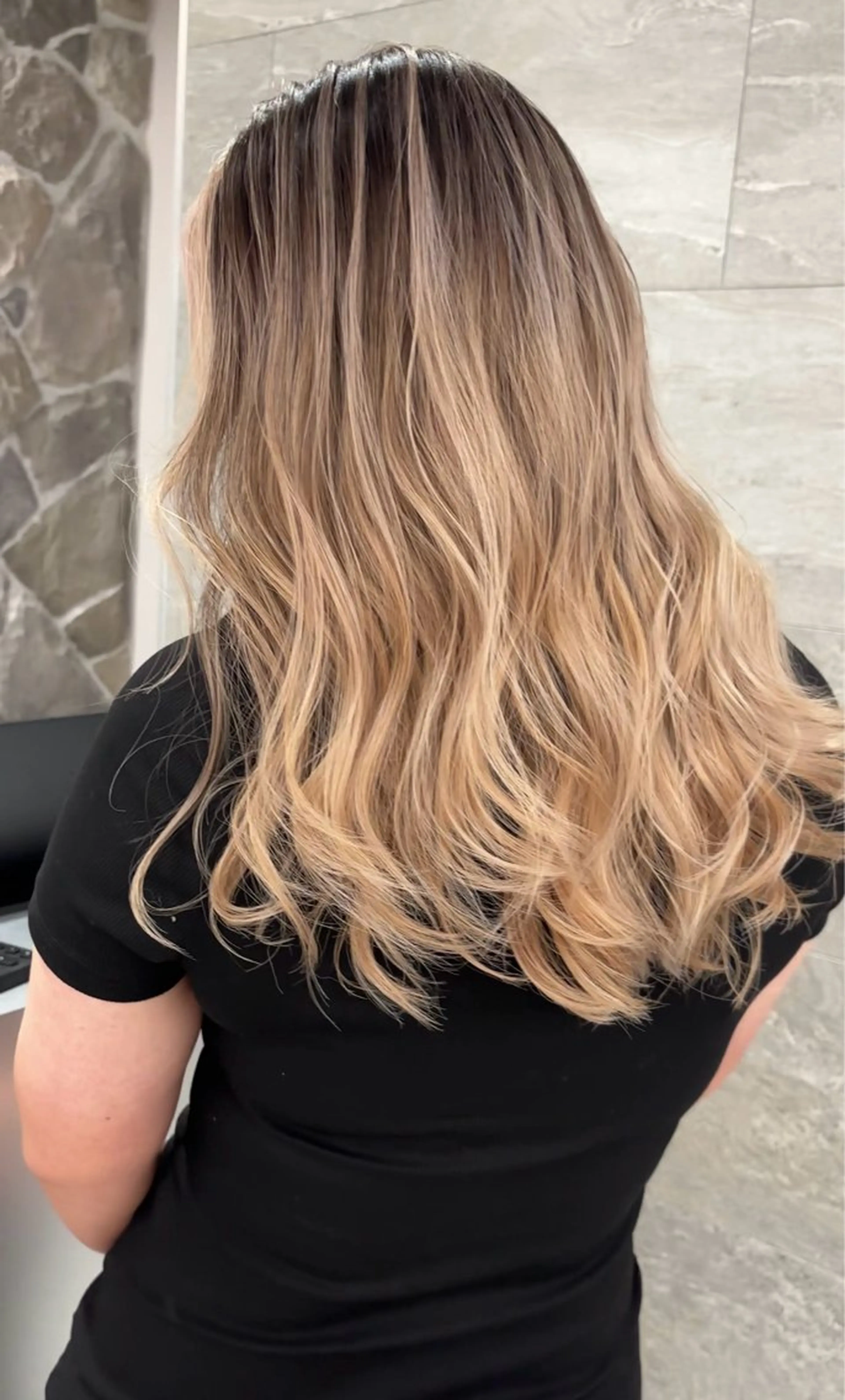 セミロング カラー バレイヤージュ ブロンド デザインカラー ハイライトカラー ハイライト ヘアカラー 🌺KANA🇺🇸 海外トレンドヘアのヘアスタイル