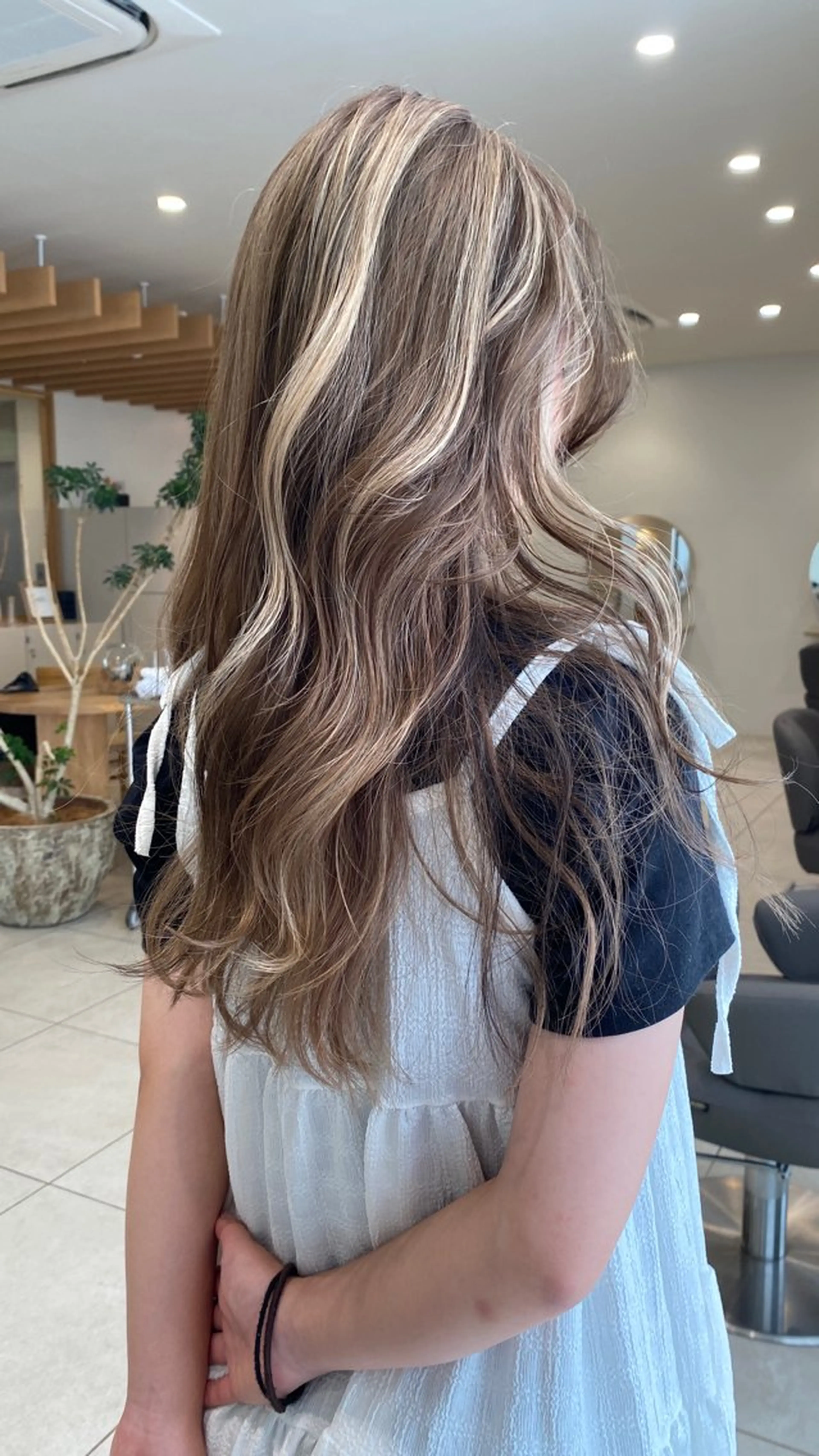 ロング ハイライト ヘアカラー トリートメント キタ リオナのヘアスタイル